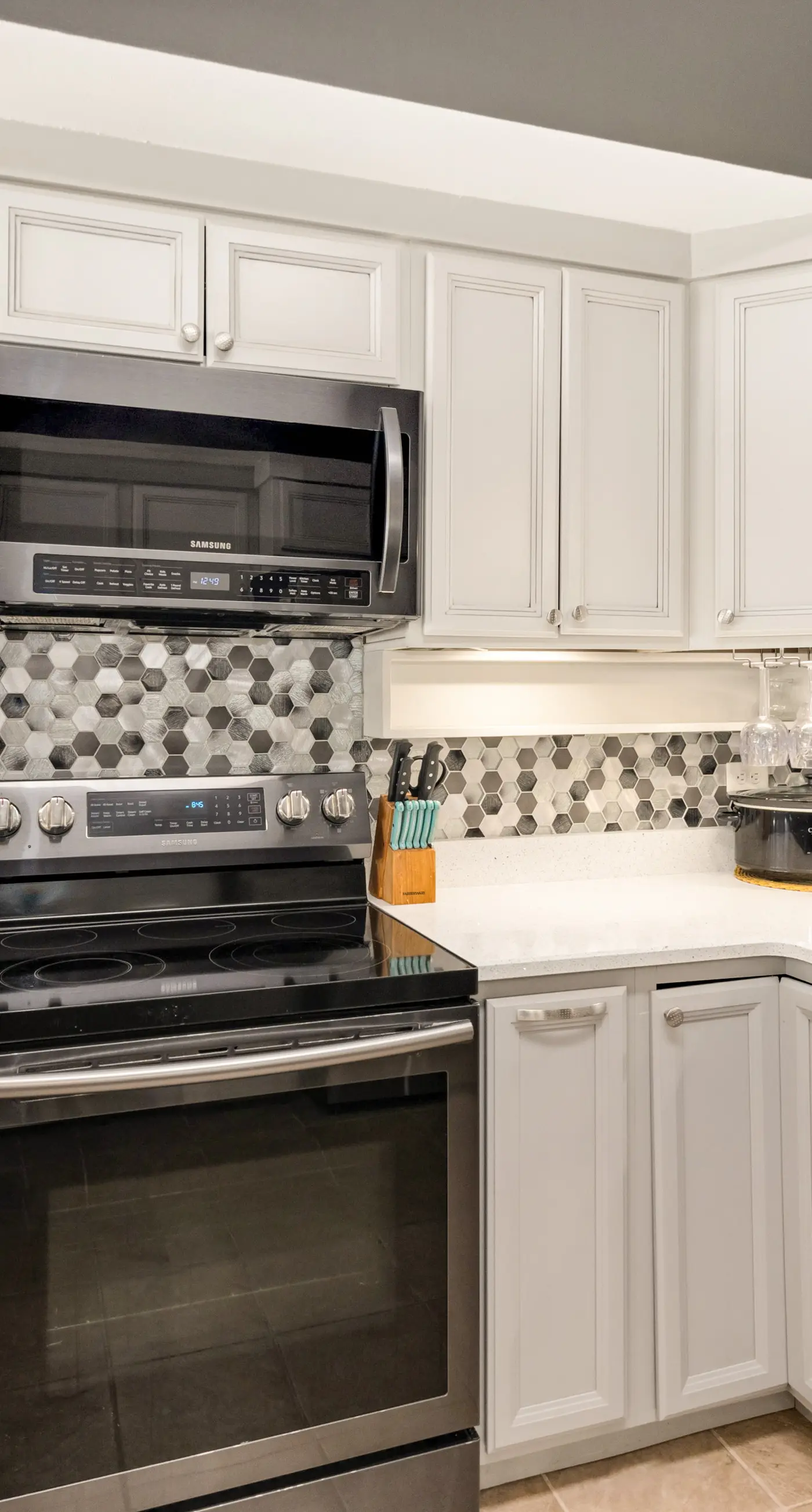 Beautiful Condo with Hot Tub & Pool - Walk to Beach, Snowbirds Welcome