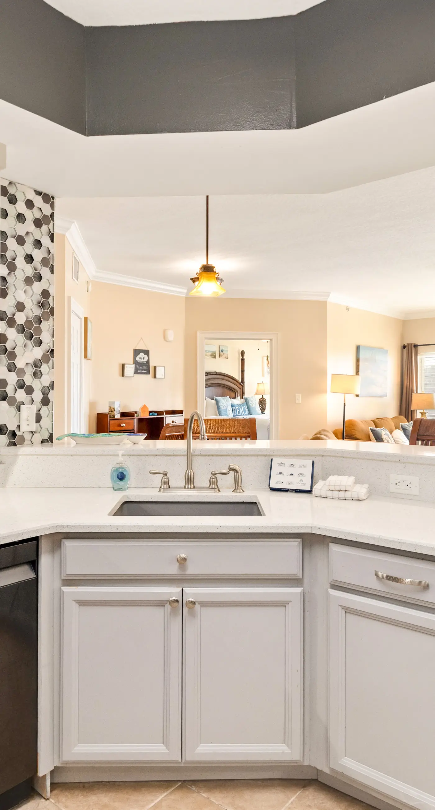 Beautiful Condo with Hot Tub & Pool - Walk to Beach, Snowbirds Welcome