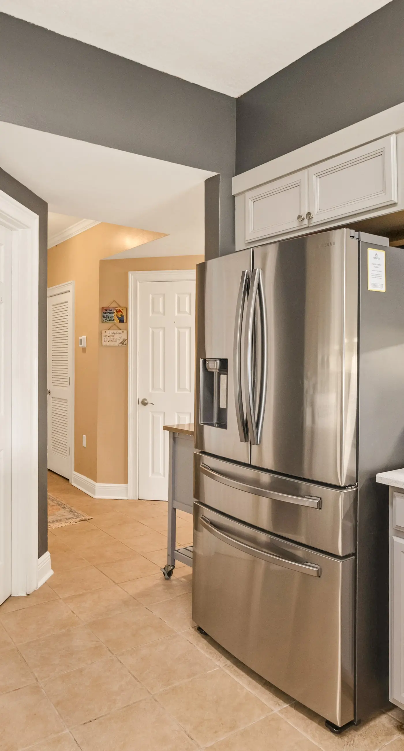 Beautiful Condo with Hot Tub & Pool - Walk to Beach, Snowbirds Welcome