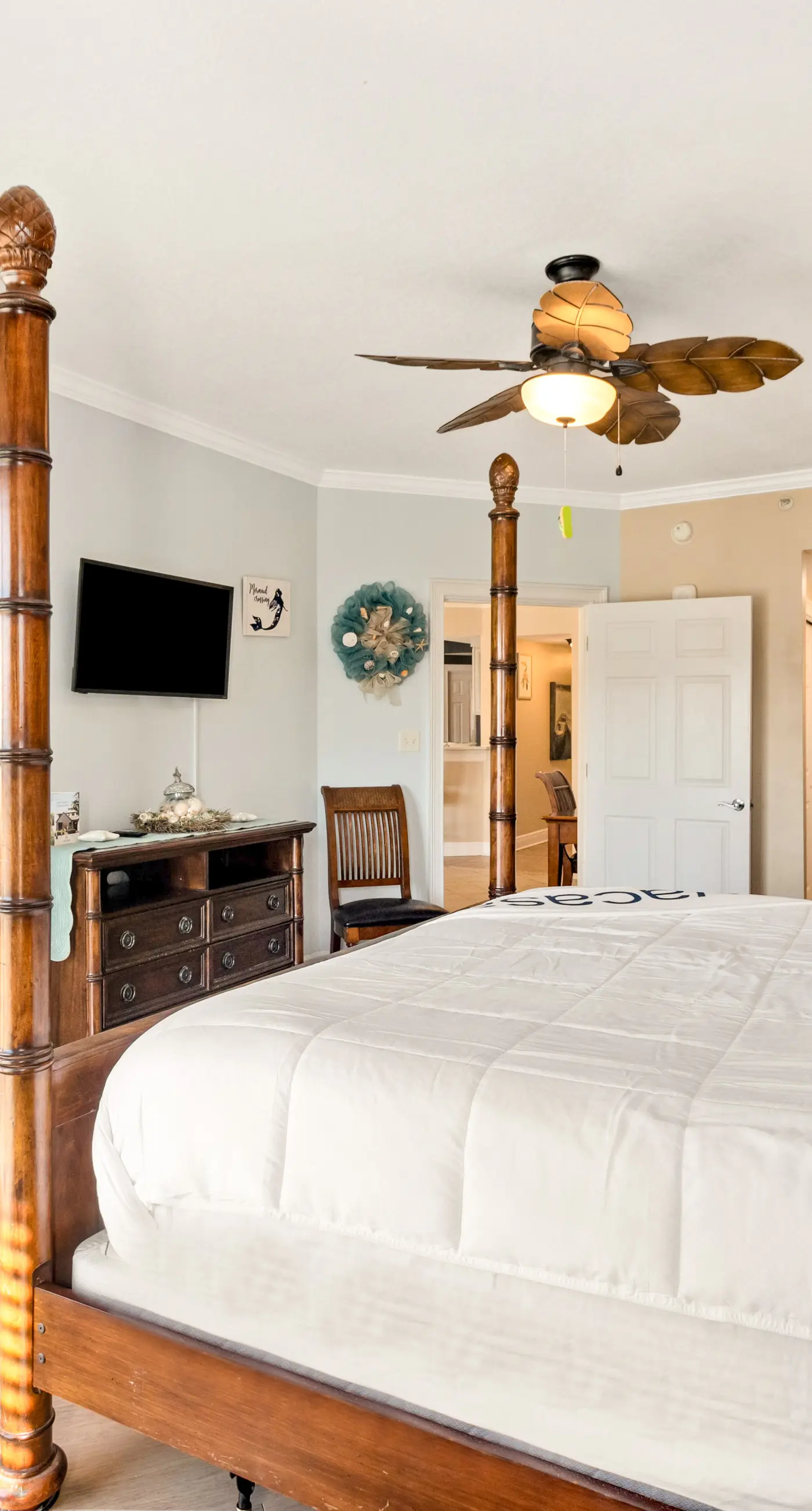 Beautiful Condo with Hot Tub & Pool - Walk to Beach, Snowbirds Welcome