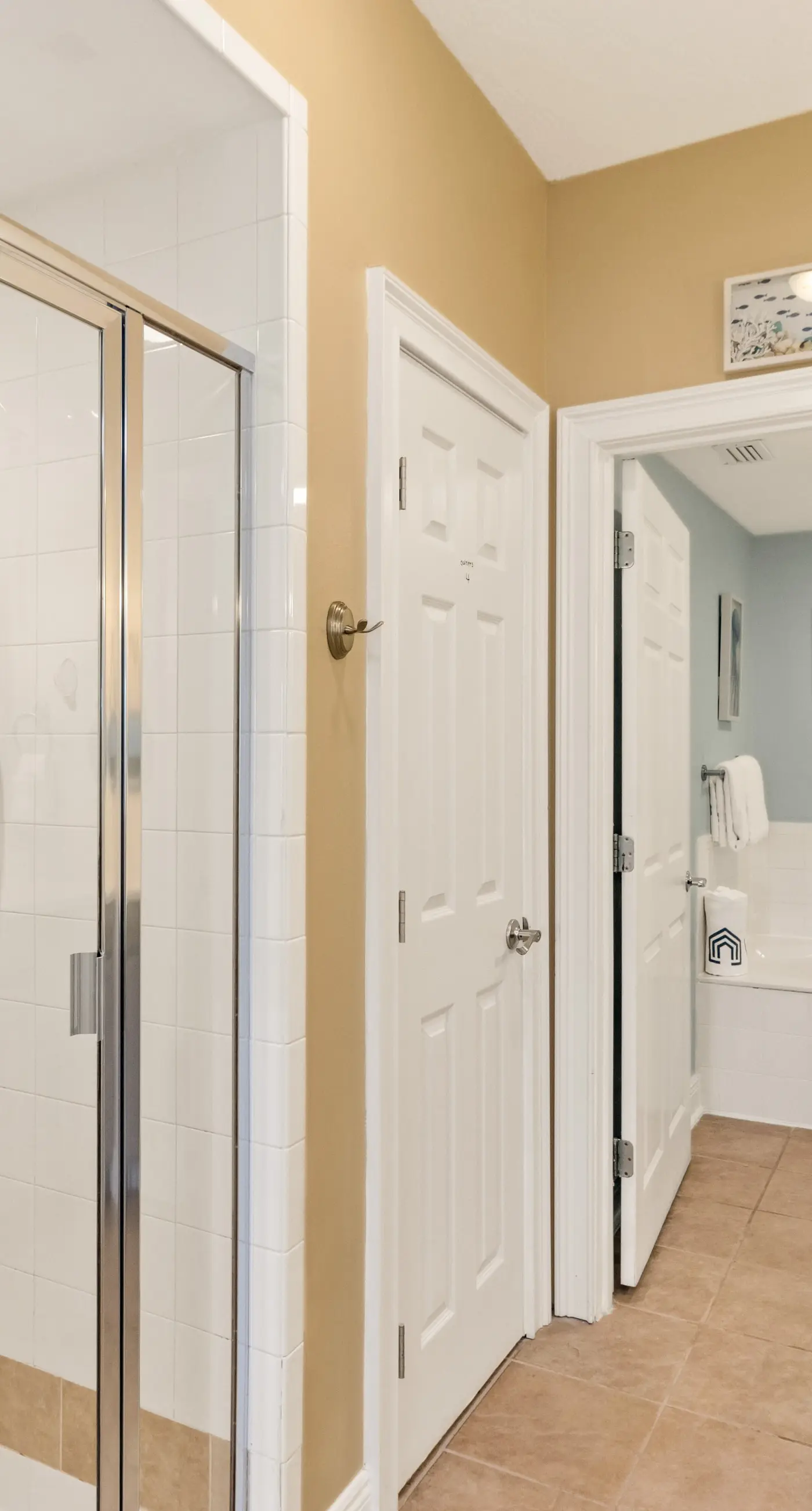 Beautiful Condo with Hot Tub & Pool - Walk to Beach, Snowbirds Welcome