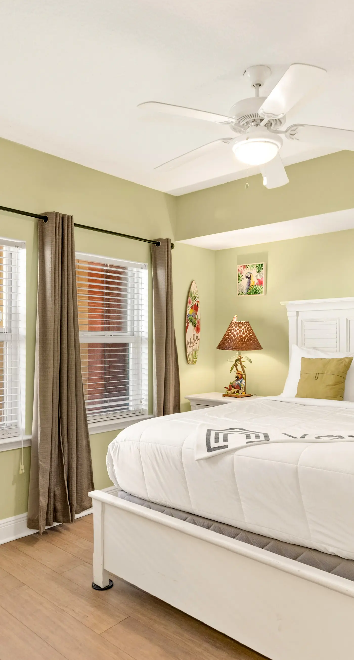 Beautiful Condo with Hot Tub & Pool - Walk to Beach, Snowbirds Welcome