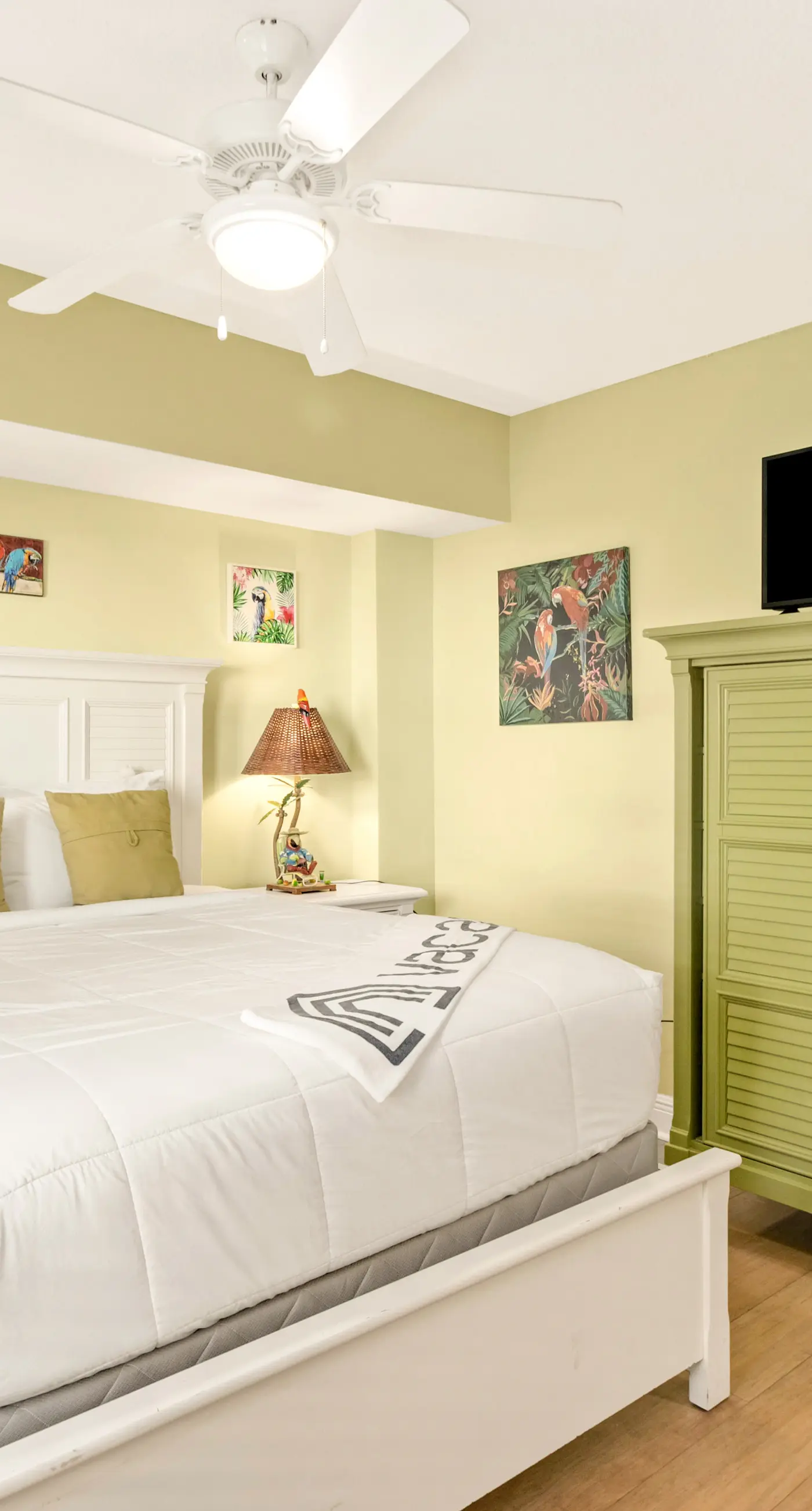 Beautiful Condo with Hot Tub & Pool - Walk to Beach, Snowbirds Welcome