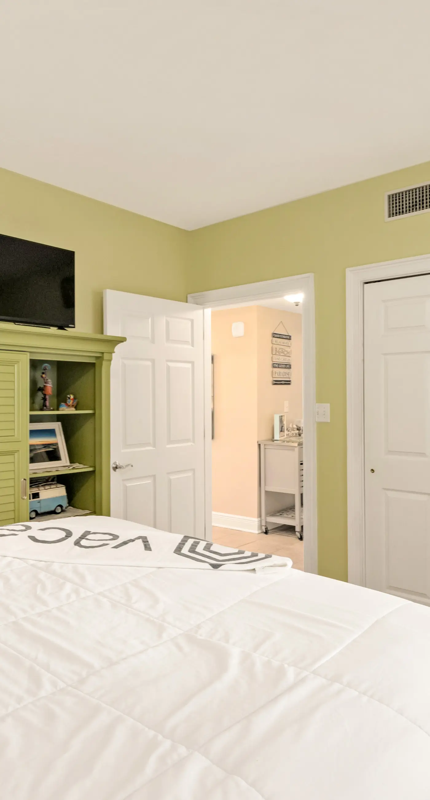 Beautiful Condo with Hot Tub & Pool - Walk to Beach, Snowbirds Welcome