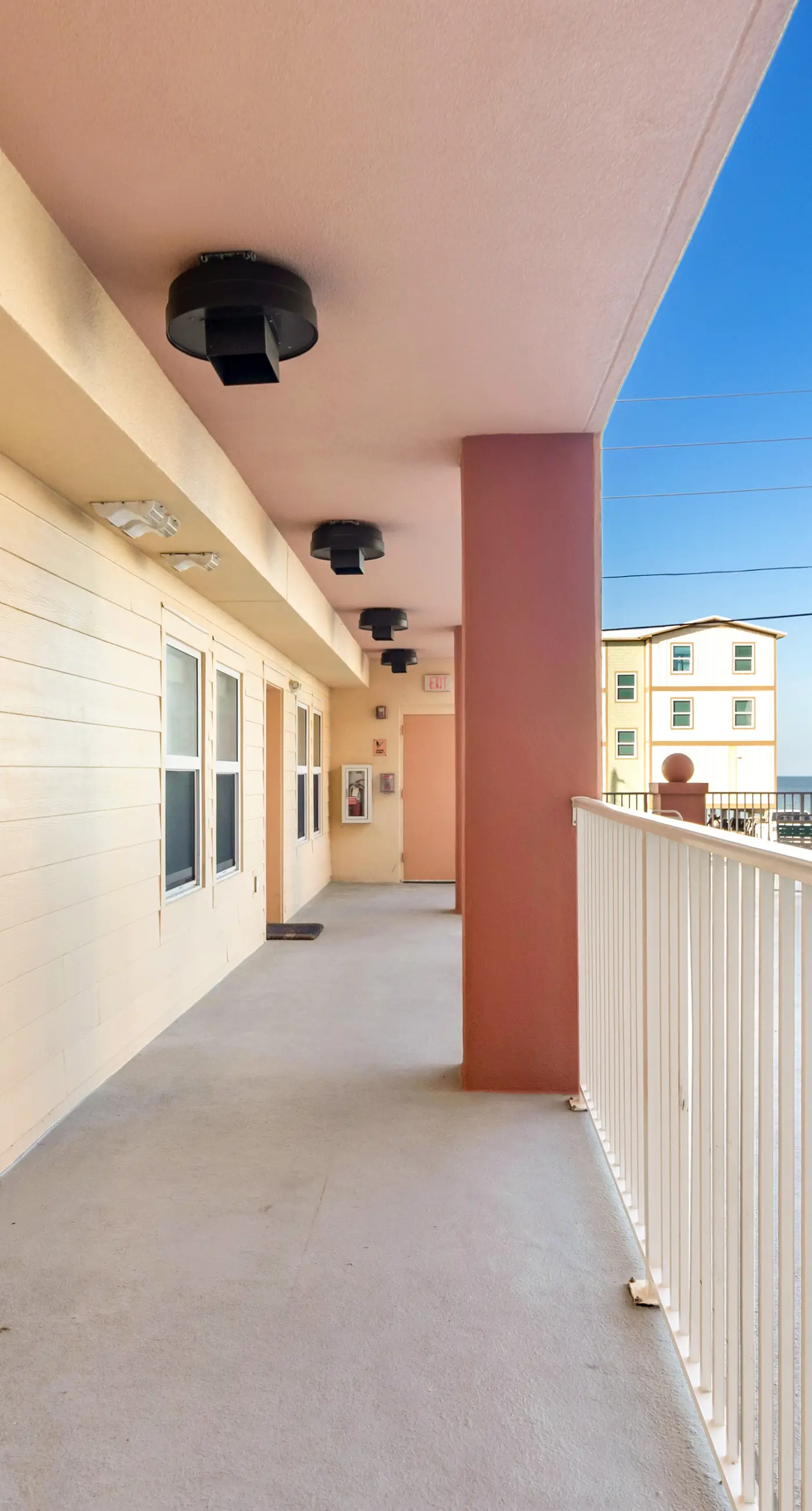 Beautiful Condo with Hot Tub & Pool - Walk to Beach, Snowbirds Welcome