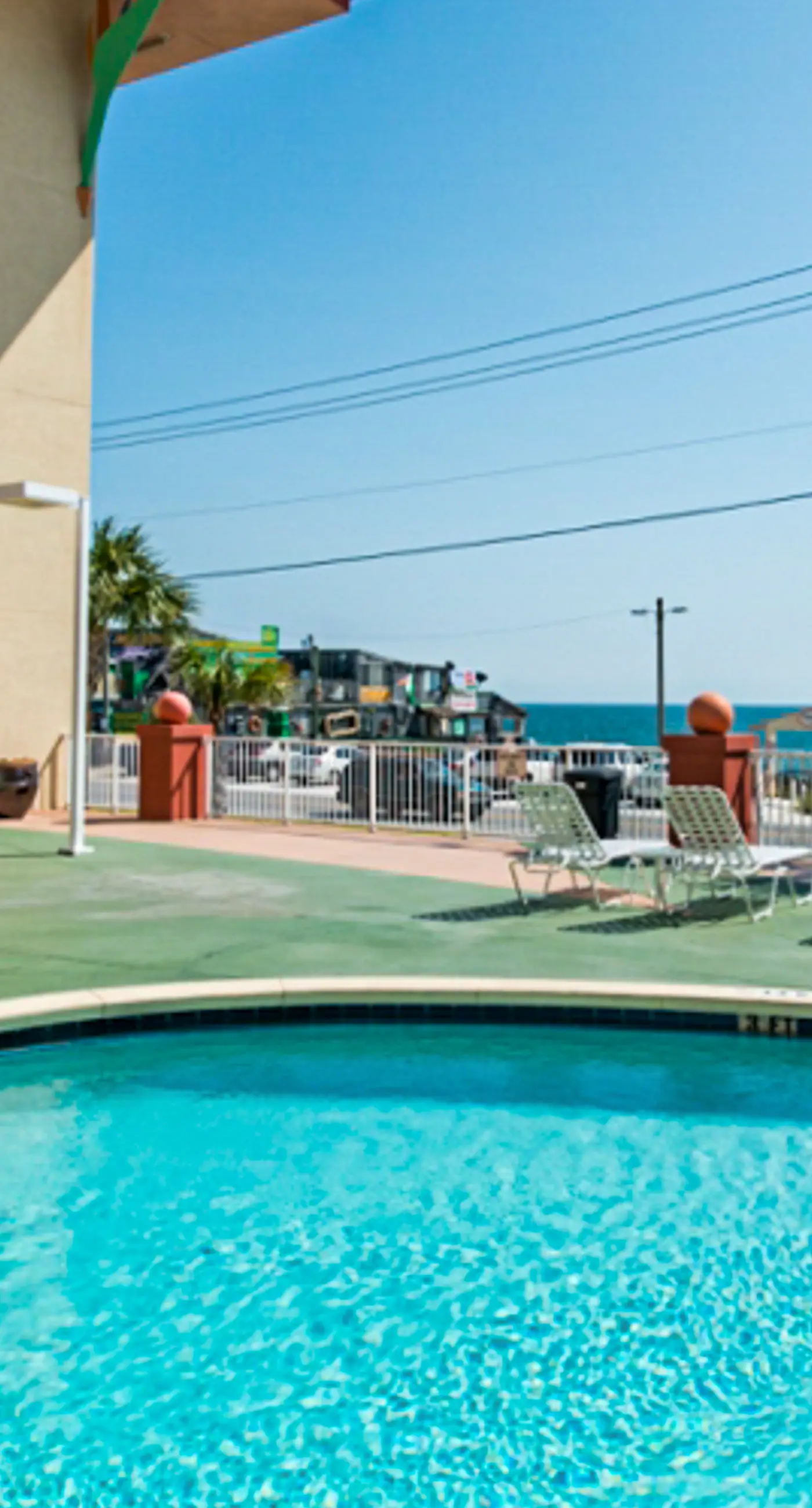 Beautiful Condo with Hot Tub & Pool - Walk to Beach, Snowbirds Welcome