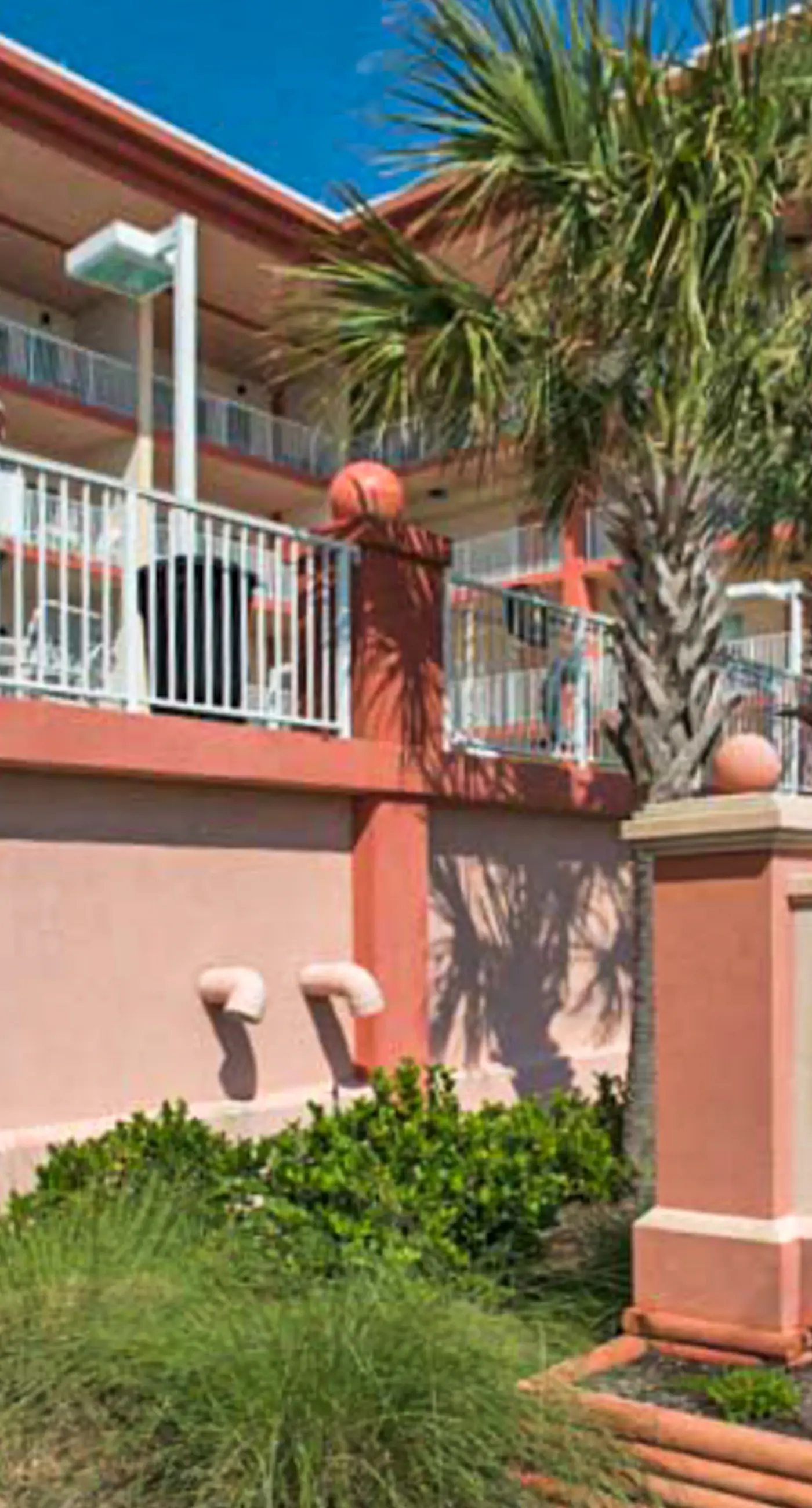 Beautiful Condo with Hot Tub & Pool - Walk to Beach, Snowbirds Welcome