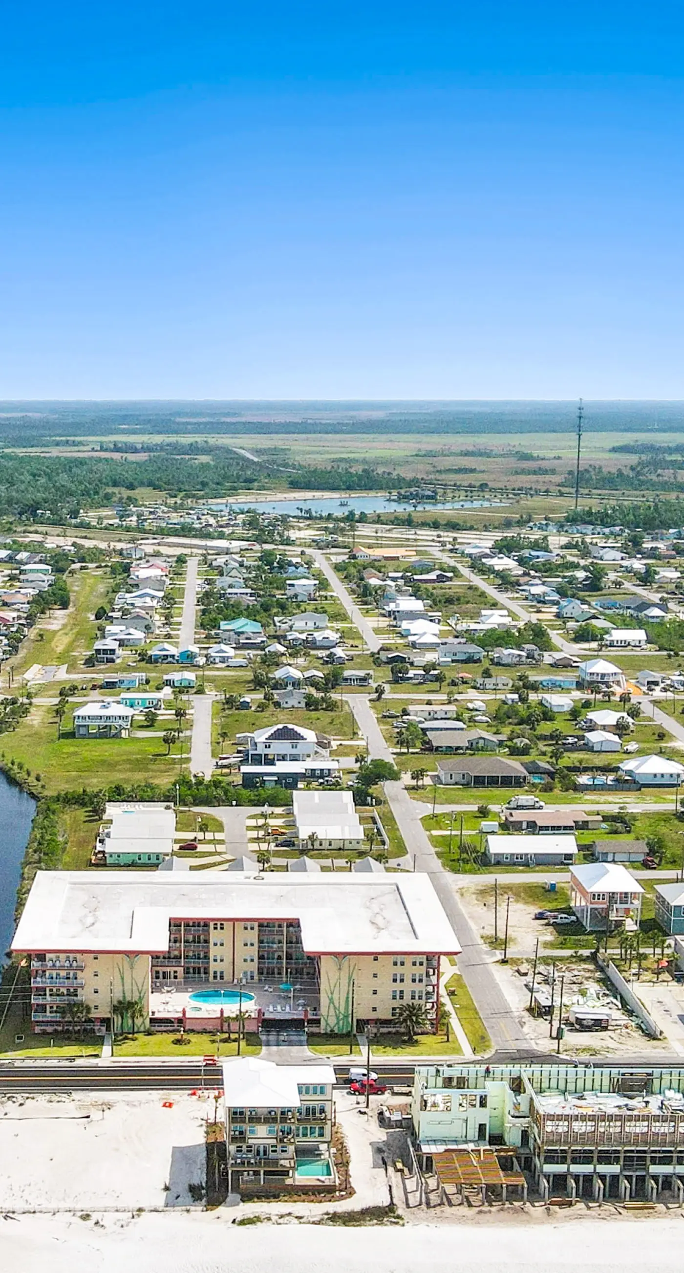 Beautiful Condo with Hot Tub & Pool - Walk to Beach, Snowbirds Welcome