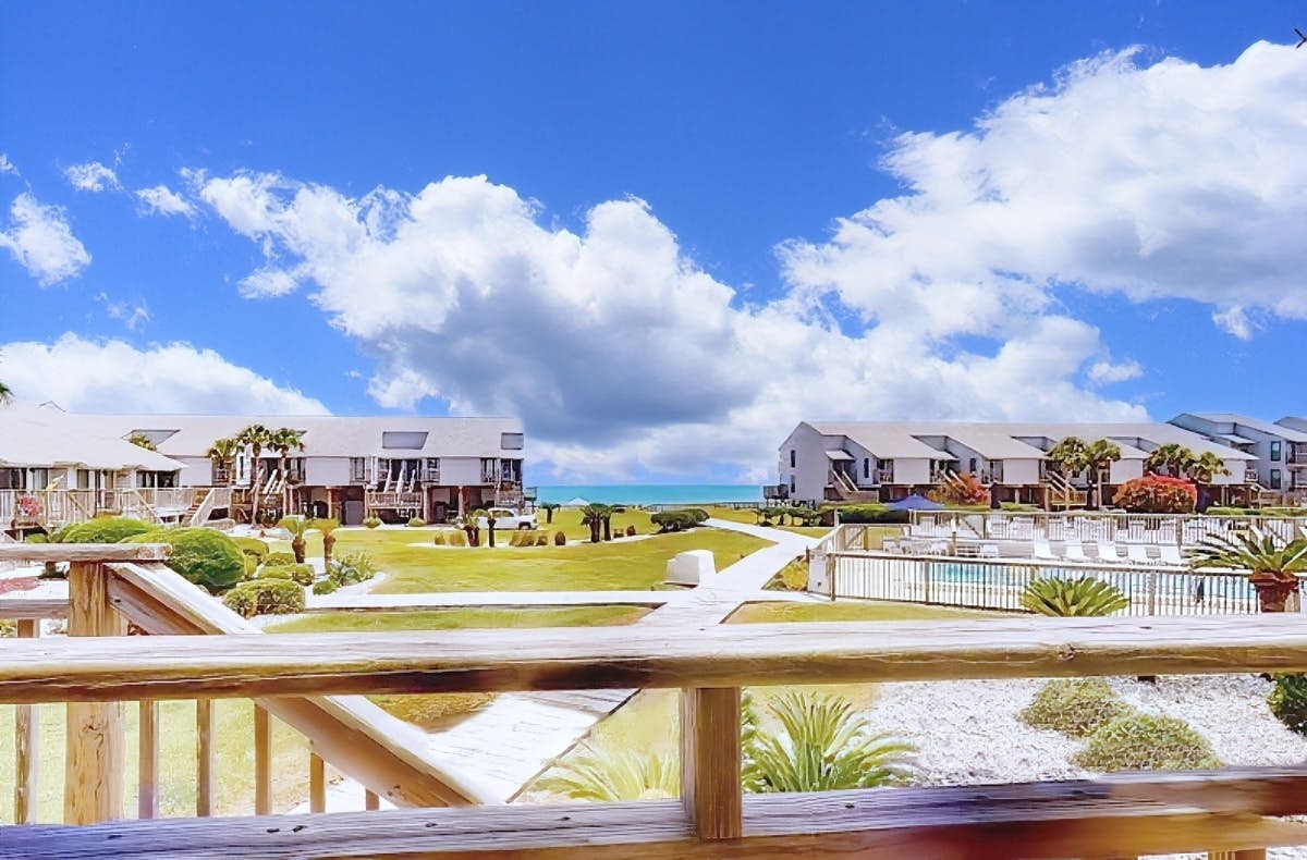 Poolside dog-friendly townhouse with partial Gulf views, on-site pool & grills