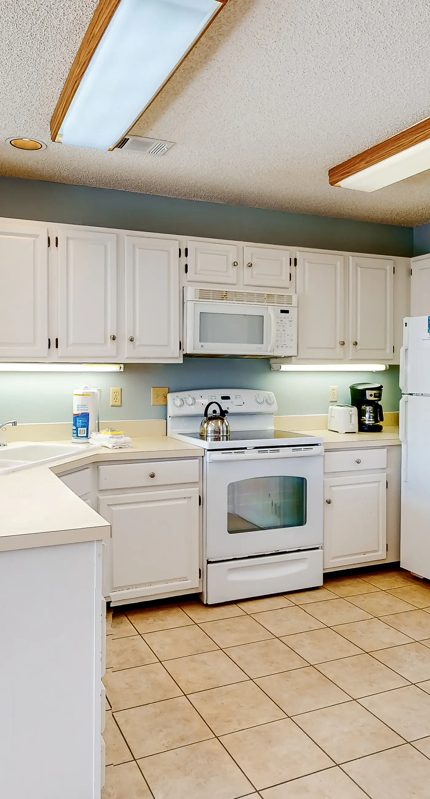 Poolside dog-friendly townhouse with partial Gulf views, on-site pool & grills