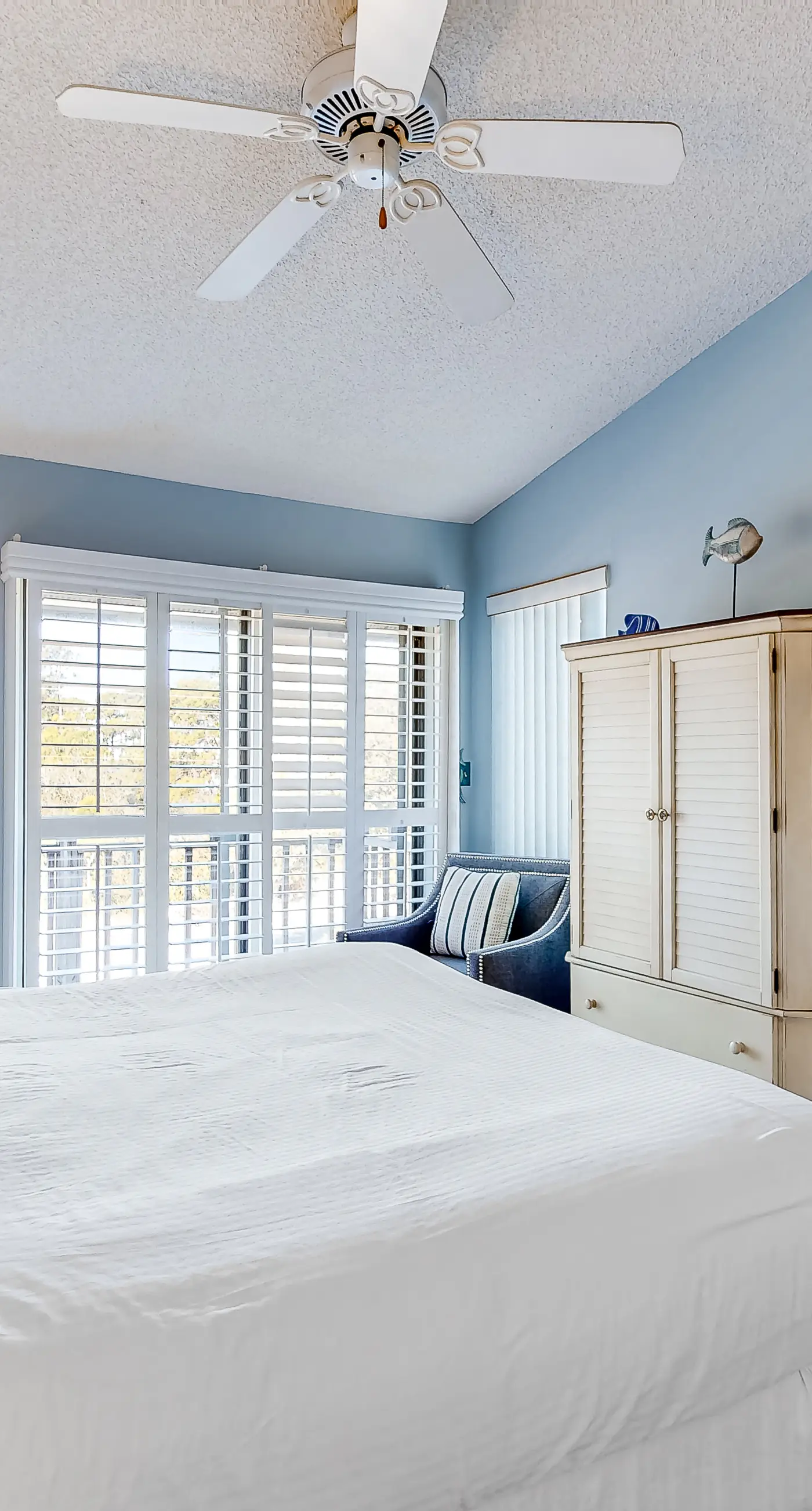 Poolside dog-friendly townhouse with partial Gulf views, on-site pool & grills