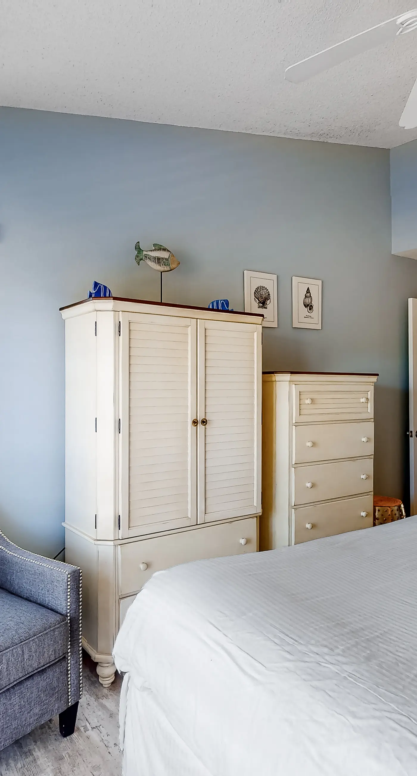 Poolside dog-friendly townhouse with partial Gulf views, on-site pool & grills