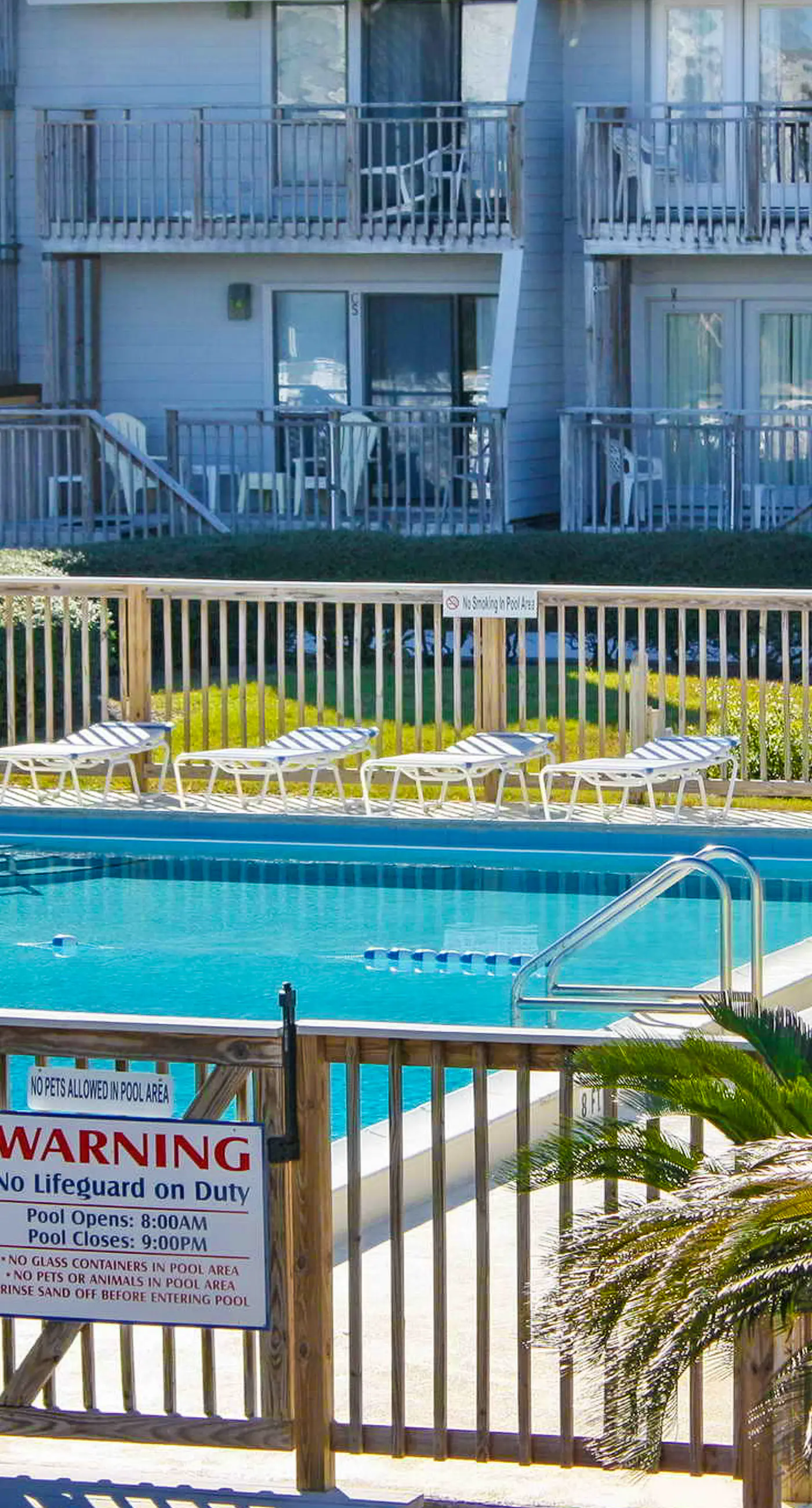 Poolside dog-friendly townhouse with partial Gulf views, on-site pool & grills