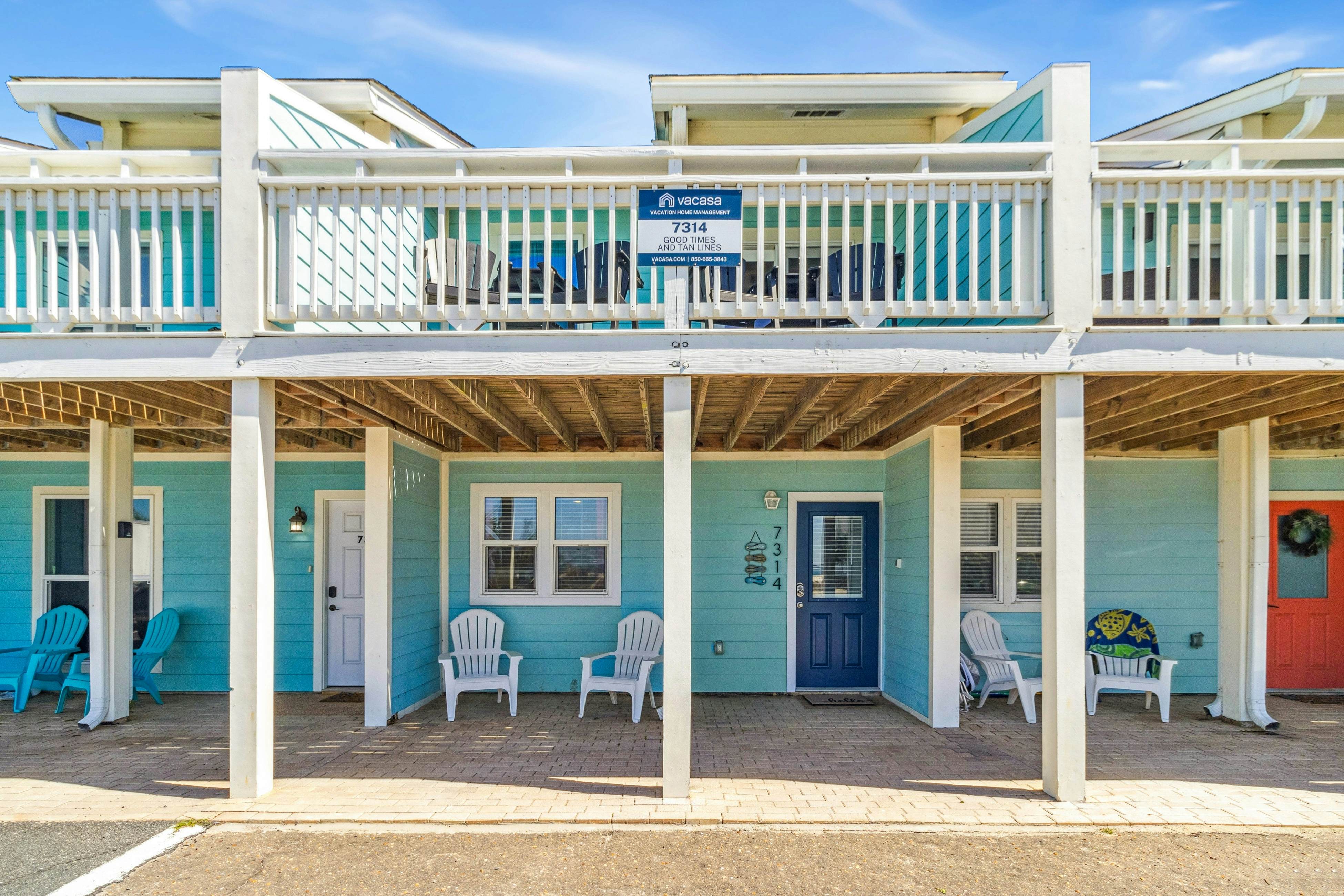 Ocean-view townhouse across street from beach with patio, W&D, streaming, AC