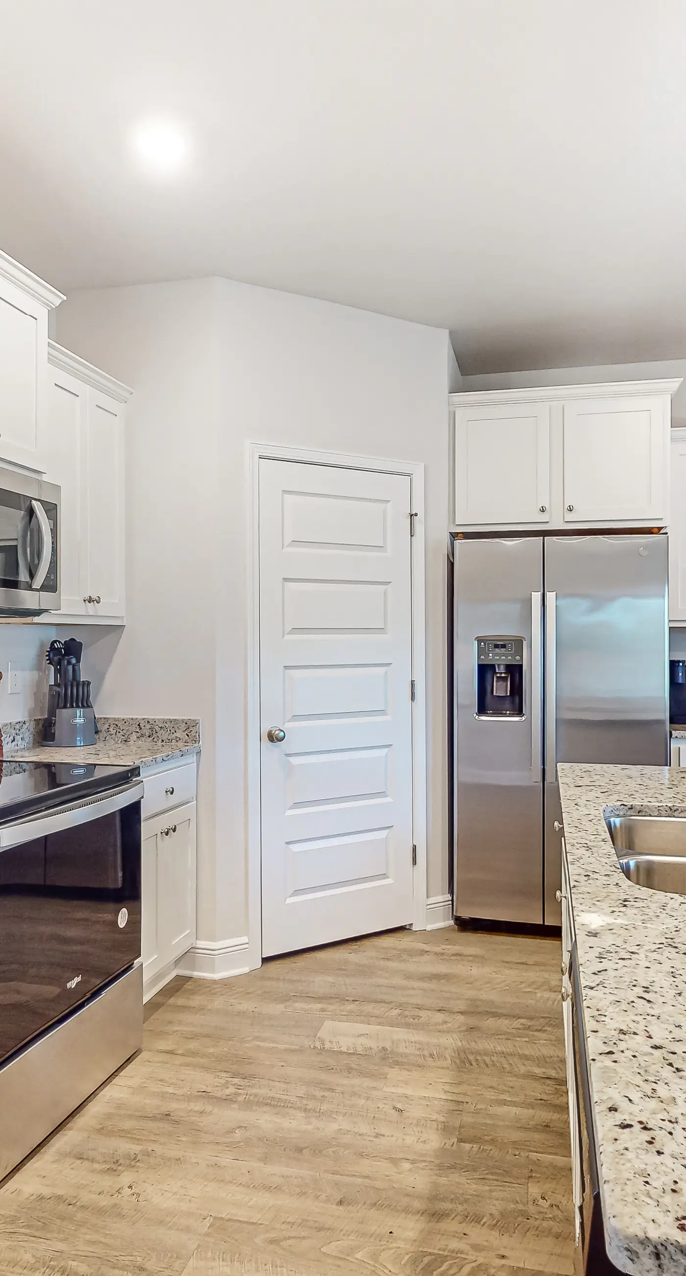 Bay-side, dog-friendly getaway with pool & themed kids rooms