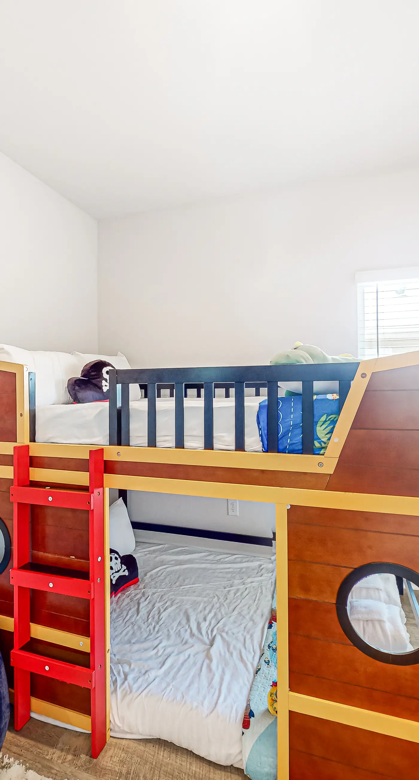 Bay-side, dog-friendly getaway with pool & themed kids rooms