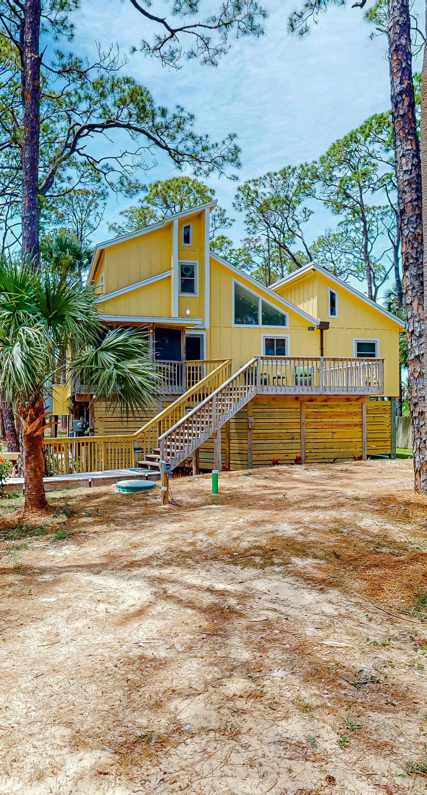 Snowbird-friendly home with a deck, hot tub, washer/dryer & central AC