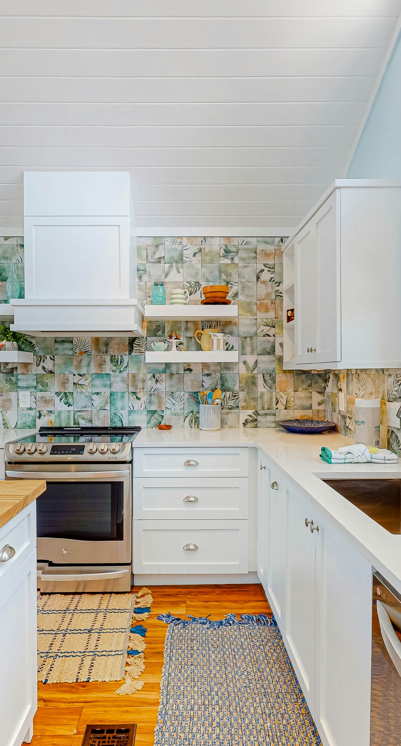 Snowbird-friendly home with a deck, hot tub, washer/dryer & central AC