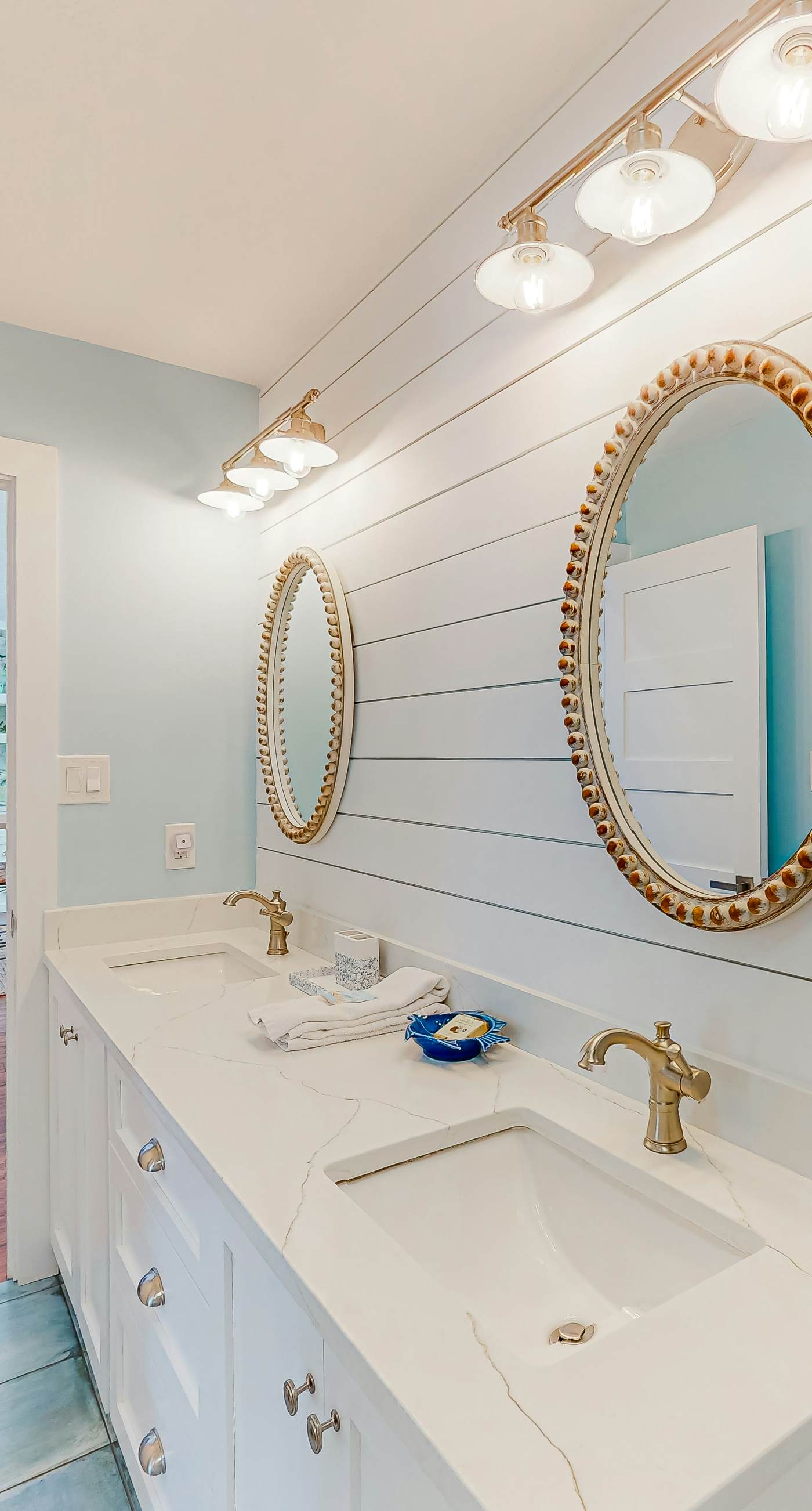 Snowbird-friendly home with a deck, hot tub, washer/dryer & central AC