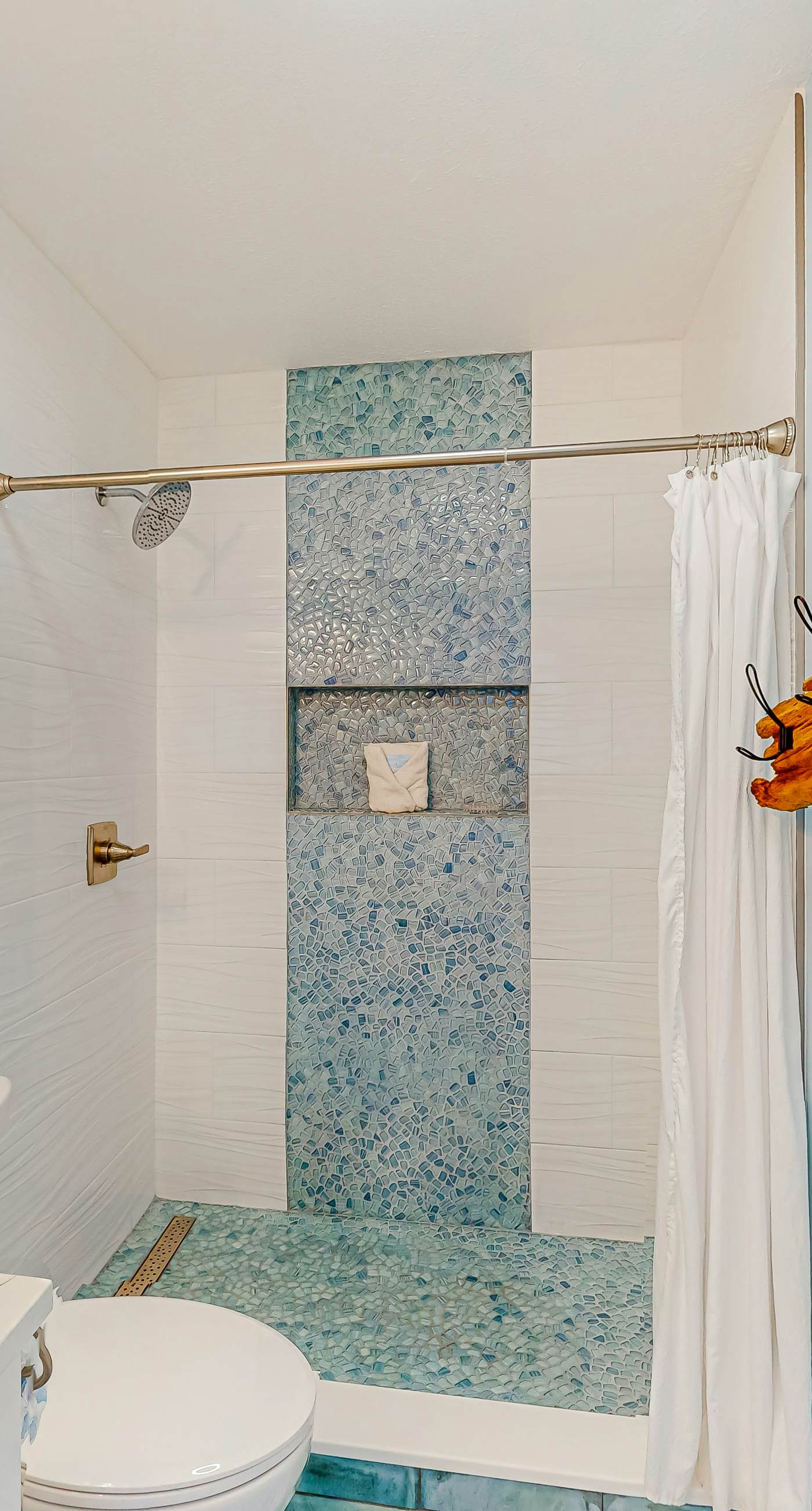 Snowbird-friendly home with a deck, hot tub, washer/dryer & central AC