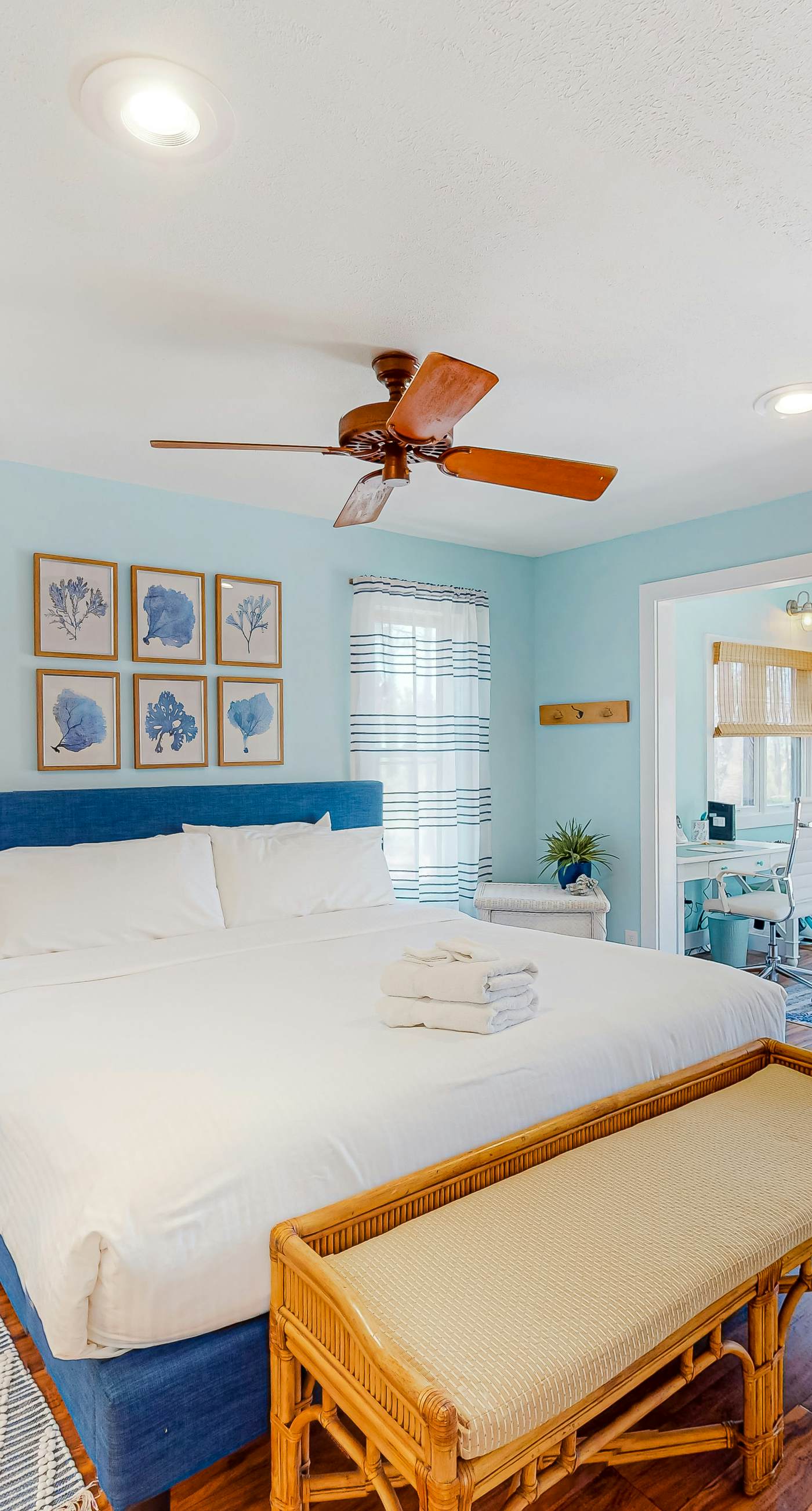 Snowbird-friendly home with a deck, hot tub, washer/dryer & central AC