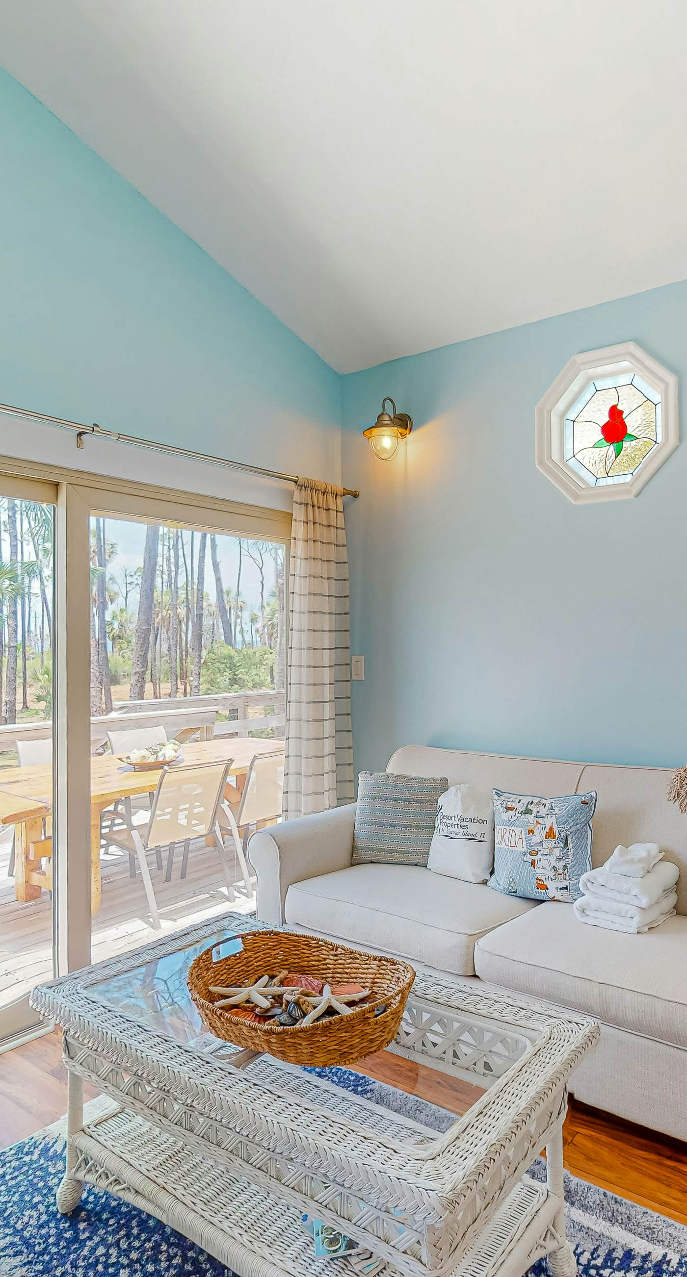 Snowbird-friendly home with a deck, hot tub, washer/dryer & central AC