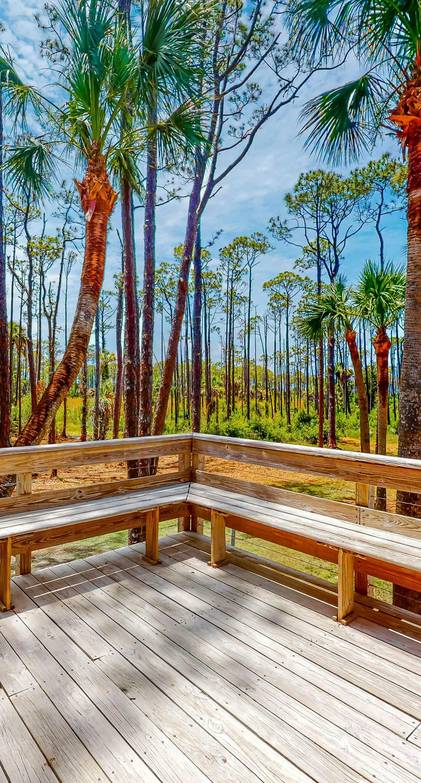 Snowbird-friendly home with a deck, hot tub, washer/dryer & central AC