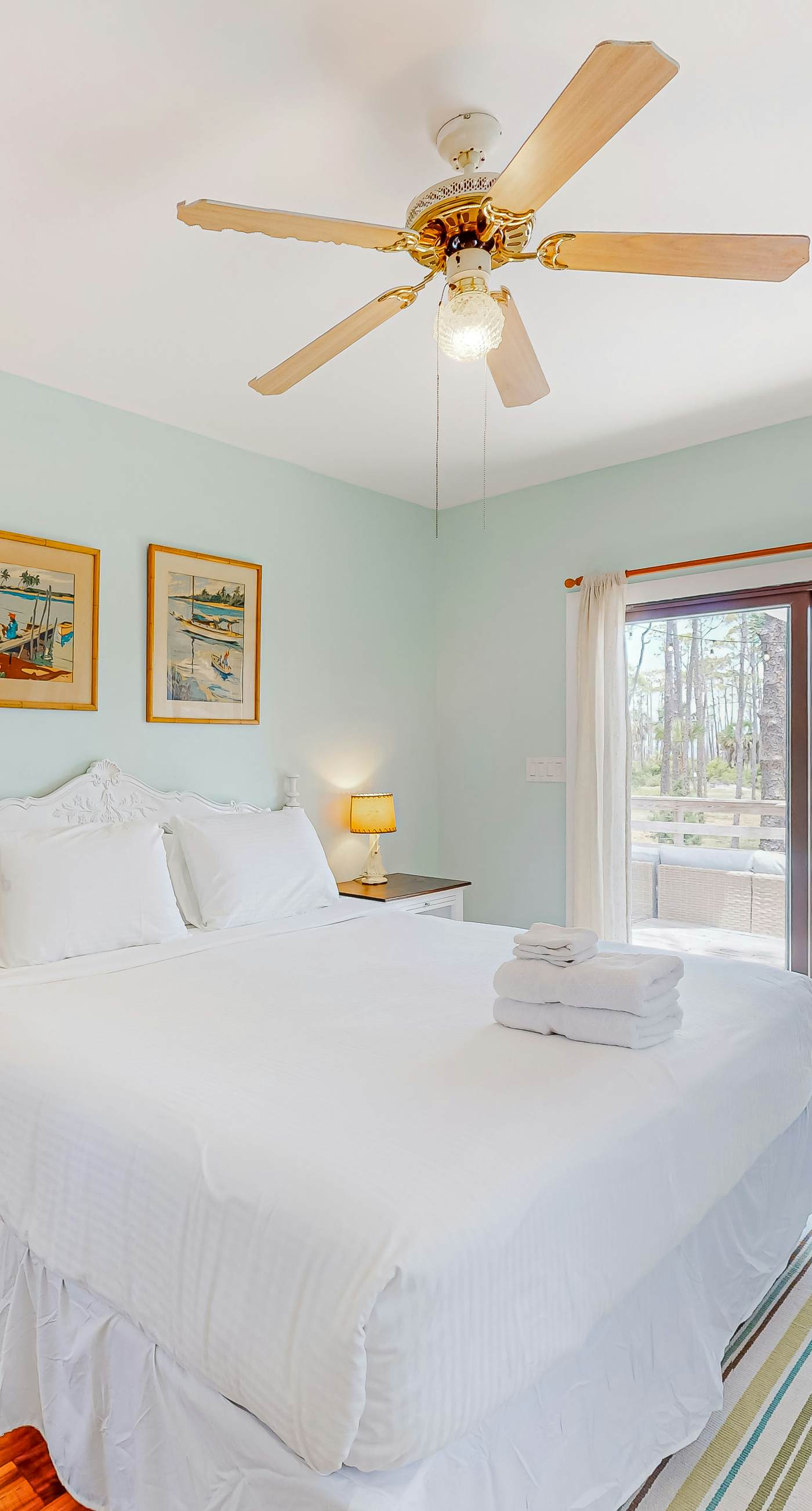 Snowbird-friendly home with a deck, hot tub, washer/dryer & central AC