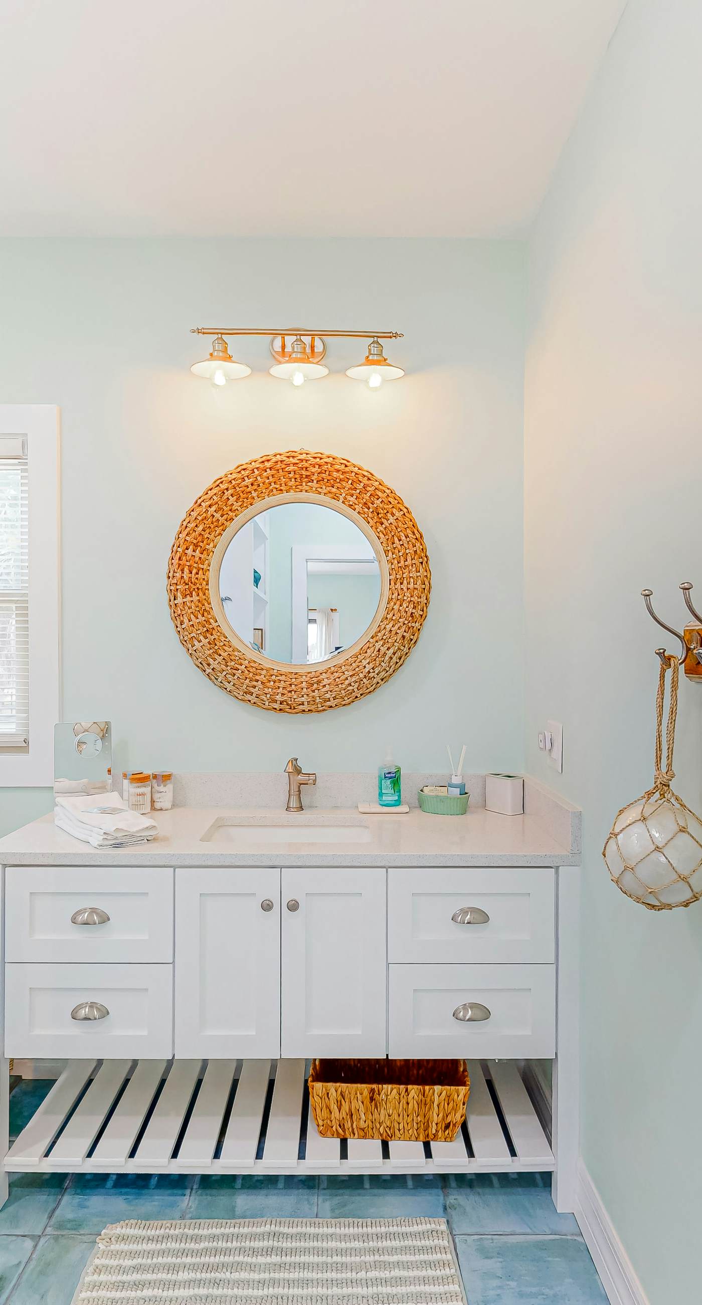 Snowbird-friendly home with a deck, hot tub, washer/dryer & central AC