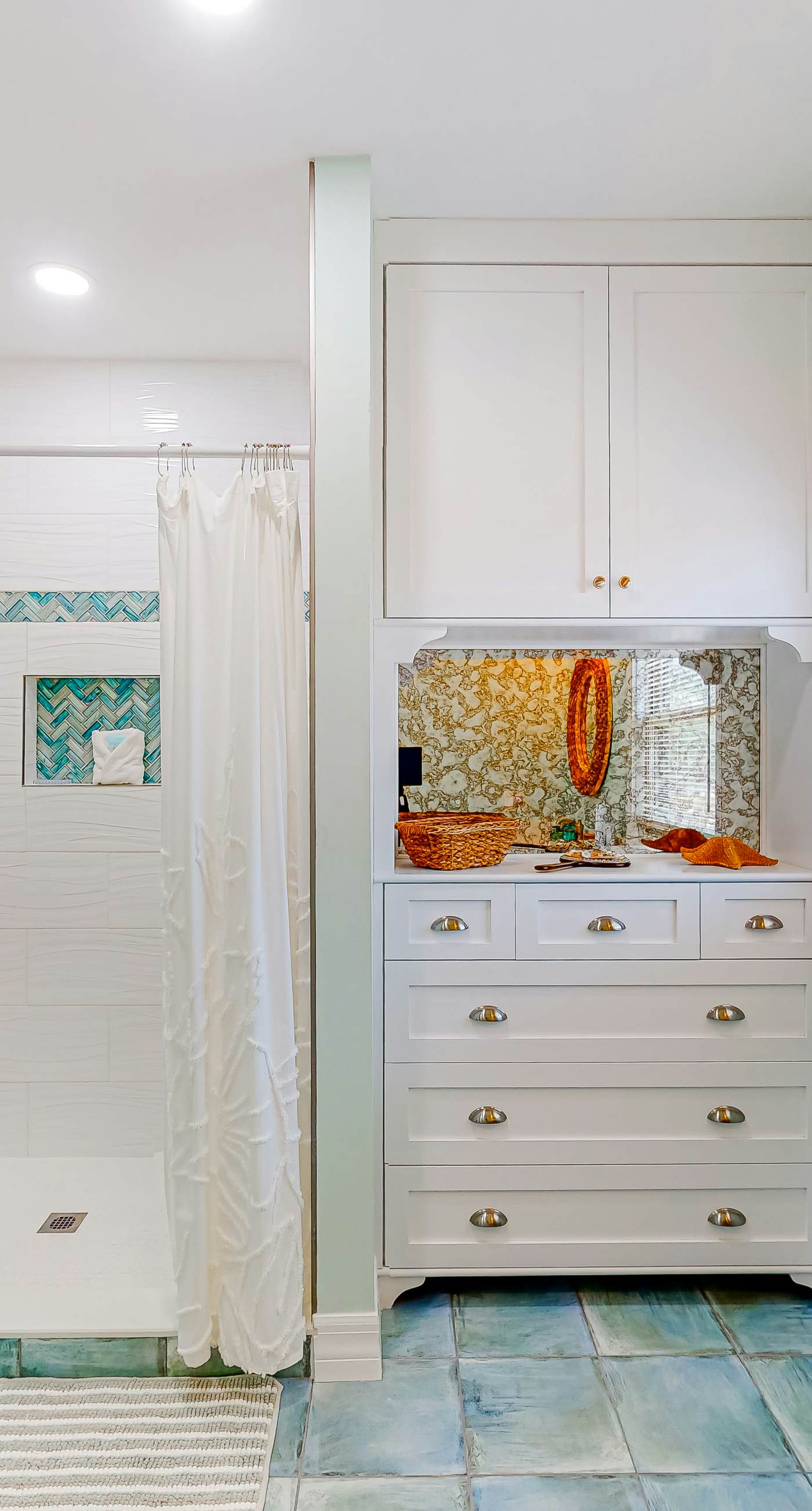 Snowbird-friendly home with a deck, hot tub, washer/dryer & central AC