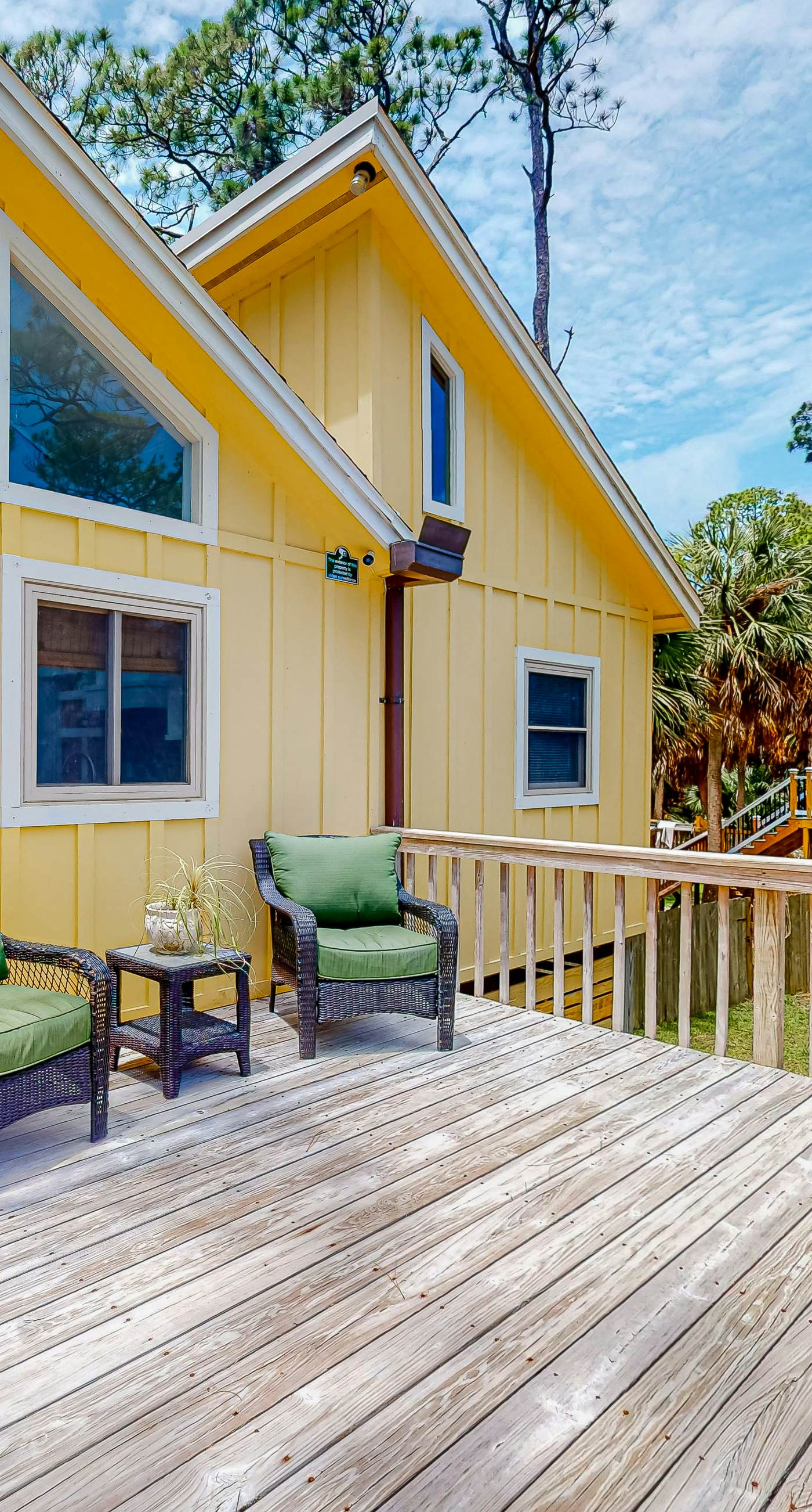 Snowbird-friendly home with a deck, hot tub, washer/dryer & central AC