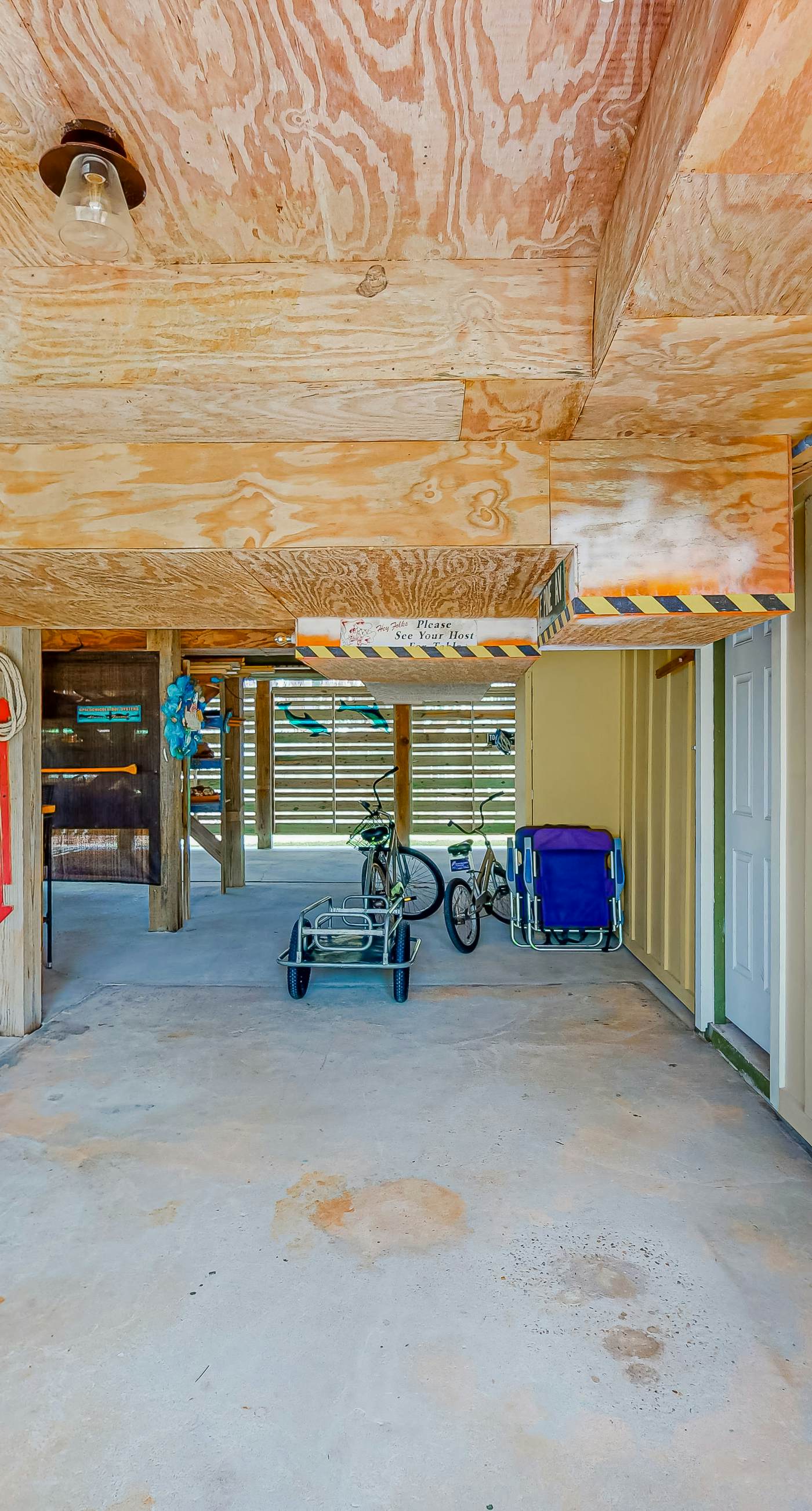 Snowbird-friendly home with a deck, hot tub, washer/dryer & central AC