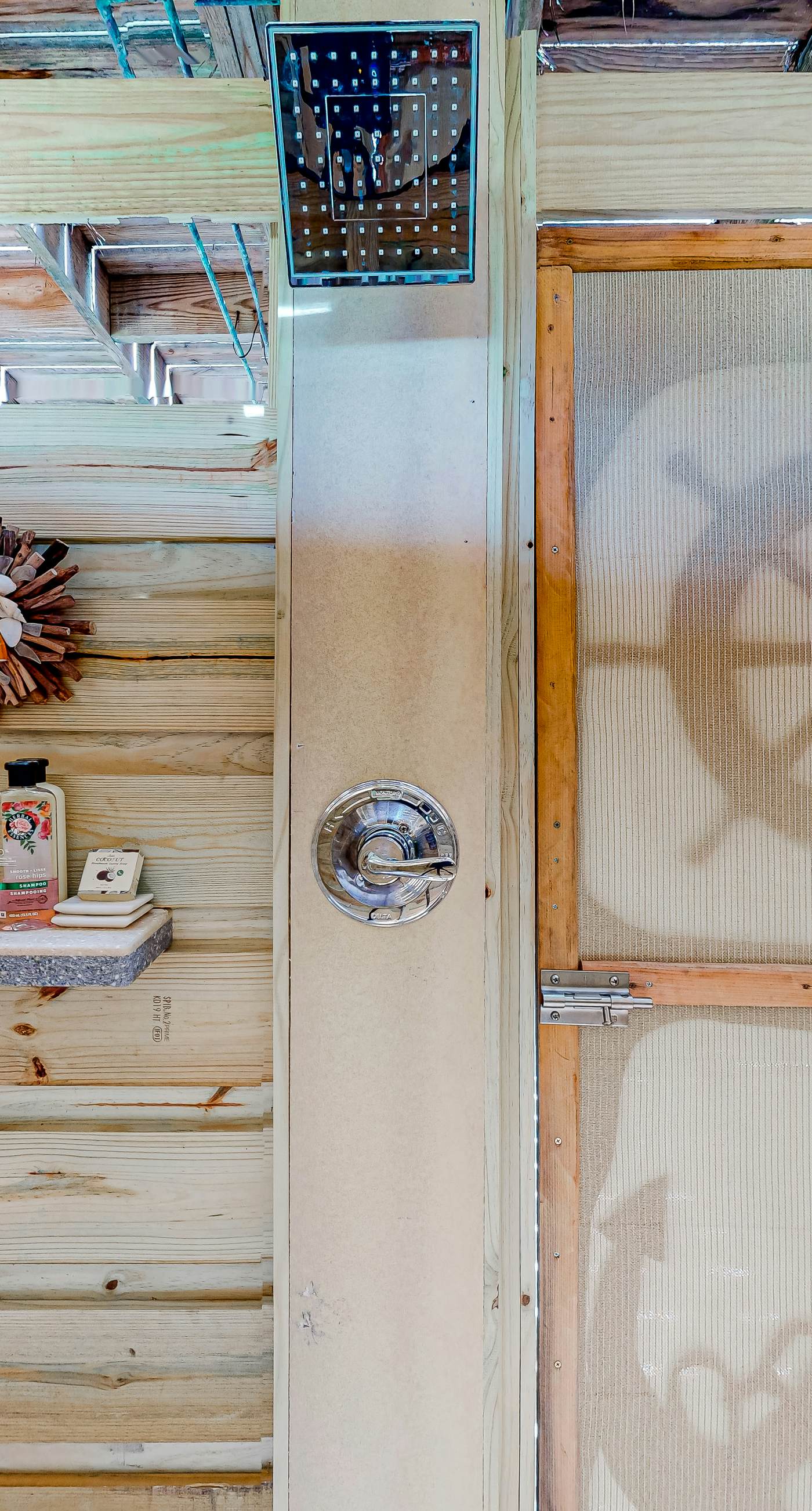 Snowbird-friendly home with a deck, hot tub, washer/dryer & central AC