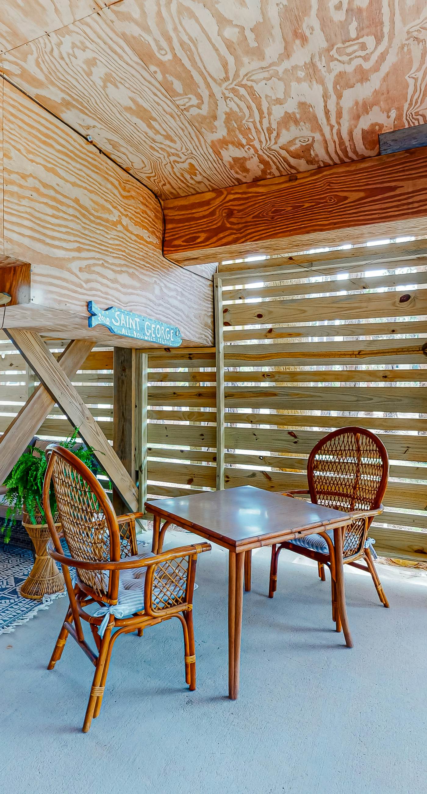 Snowbird-friendly home with a deck, hot tub, washer/dryer & central AC