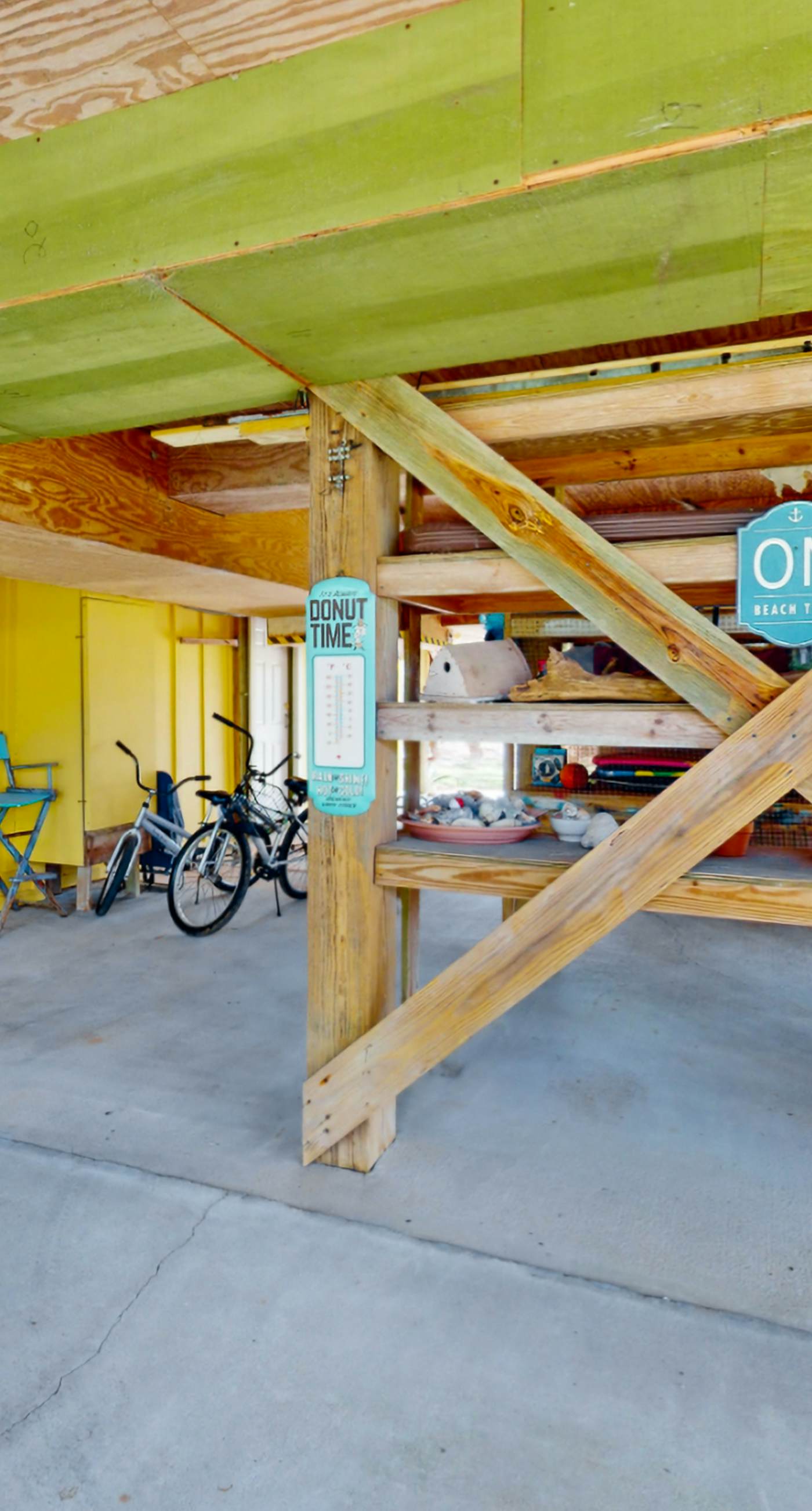 Snowbird-friendly home with a deck, hot tub, washer/dryer & central AC