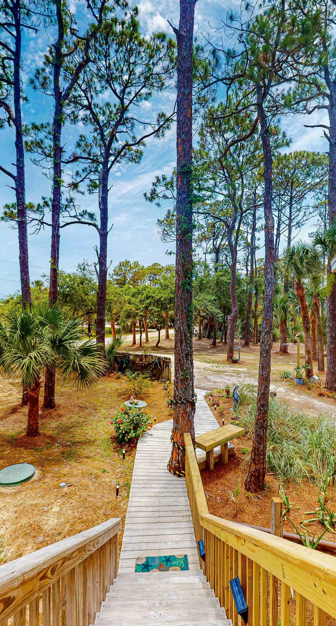 Snowbird-friendly home with a deck, hot tub, washer/dryer & central AC