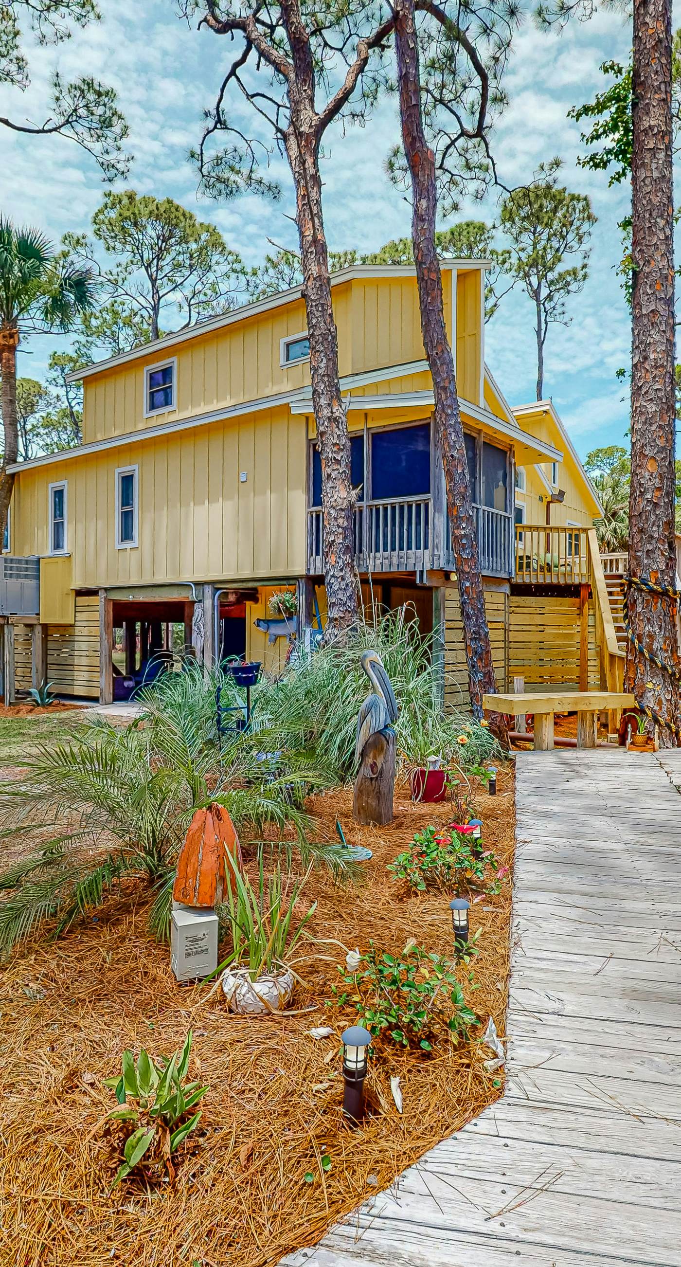Snowbird-friendly home with a deck, hot tub, washer/dryer & central AC