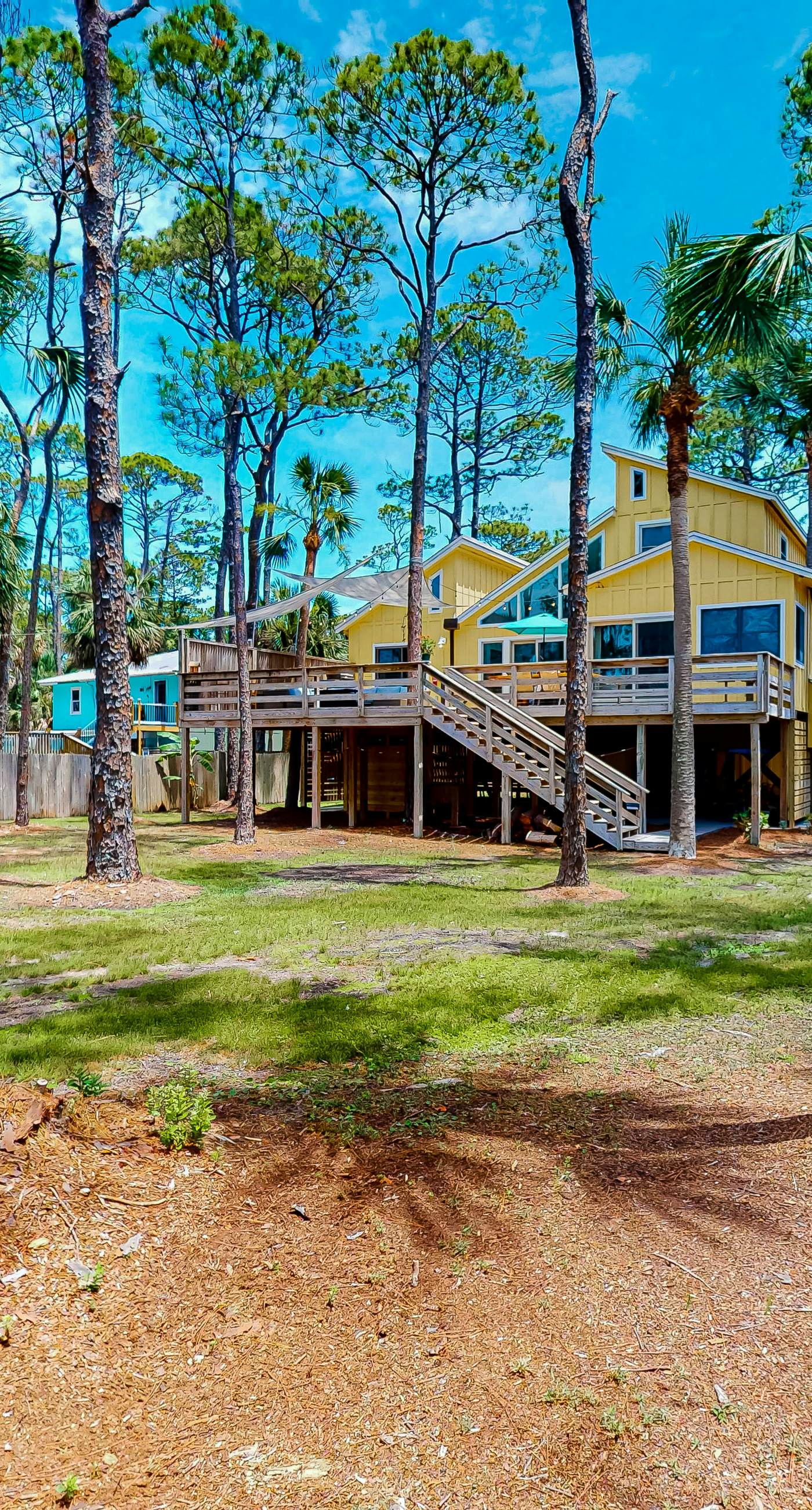 Snowbird-friendly home with a deck, hot tub, washer/dryer & central AC