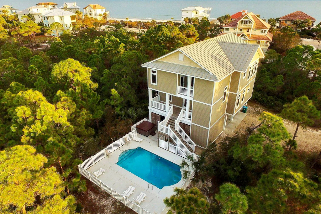 Spacious dog-friendly home with pool, hot tub, access to tennis, pickle ball, pools