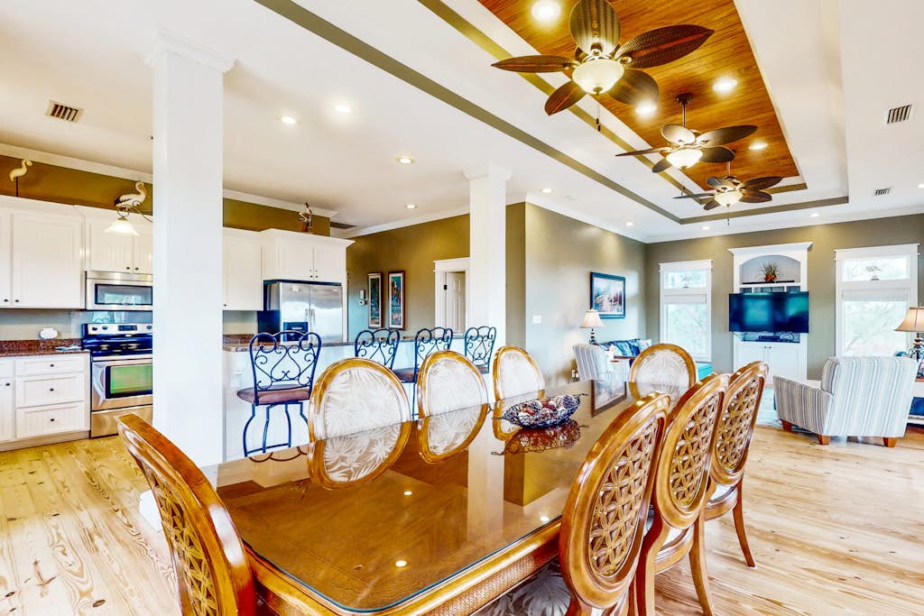 Spacious dog-friendly home w/pool, hot tub, access to tennis