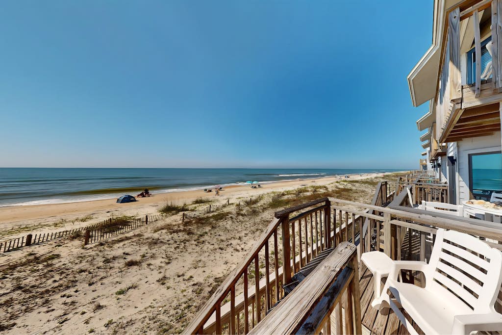 Dog-friendly beachfront townhouse with comunity pool, washer/dryer, central AC