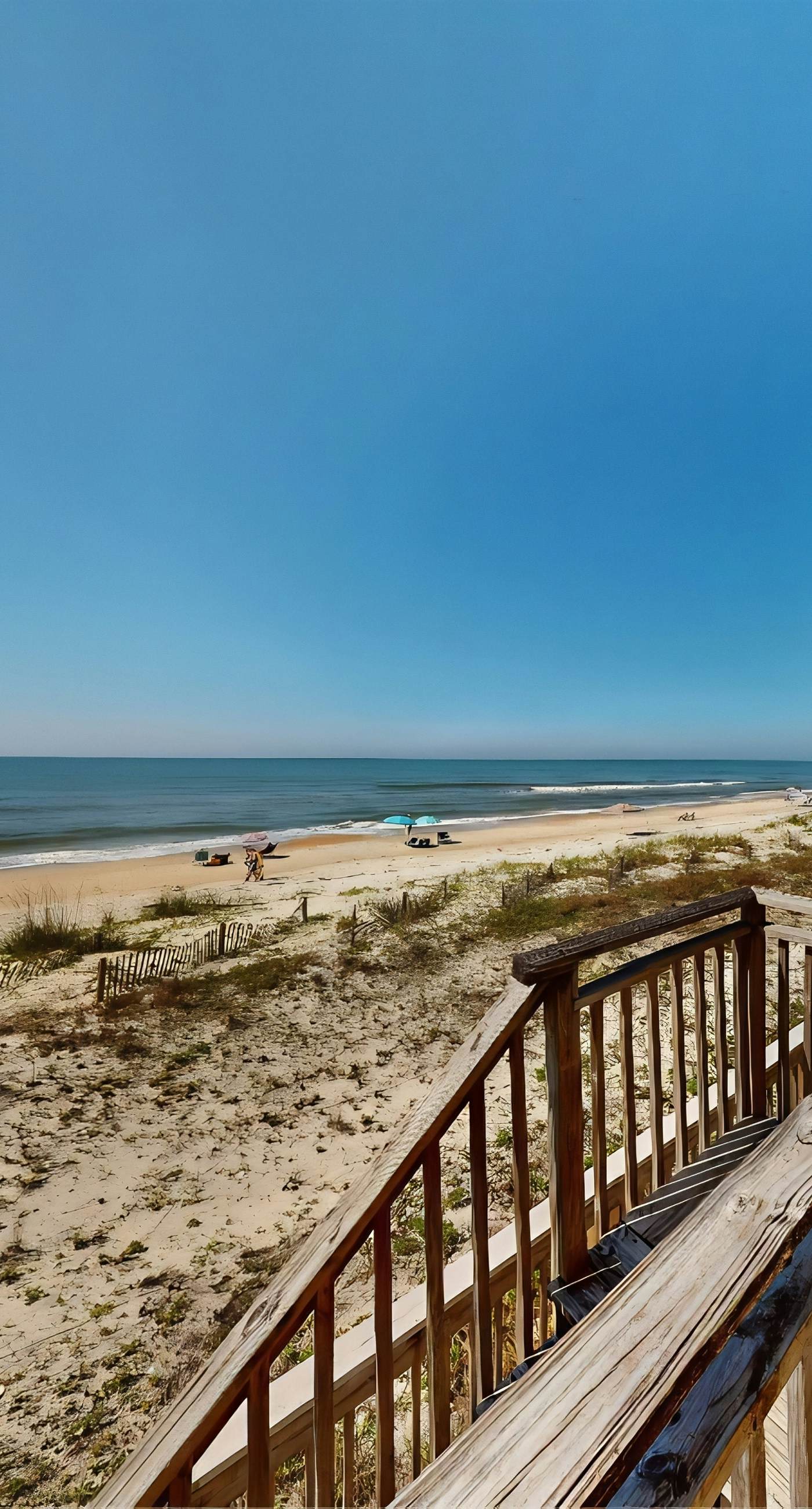 Dog-friendly beachfront townhouse with comunity pool, washer/dryer, central AC