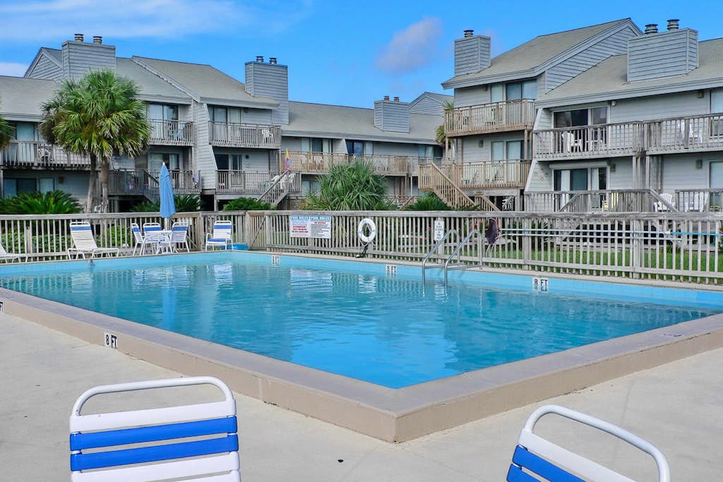 Dog-friendly beachfront townhouse with comunity pool, washer/dryer, central AC