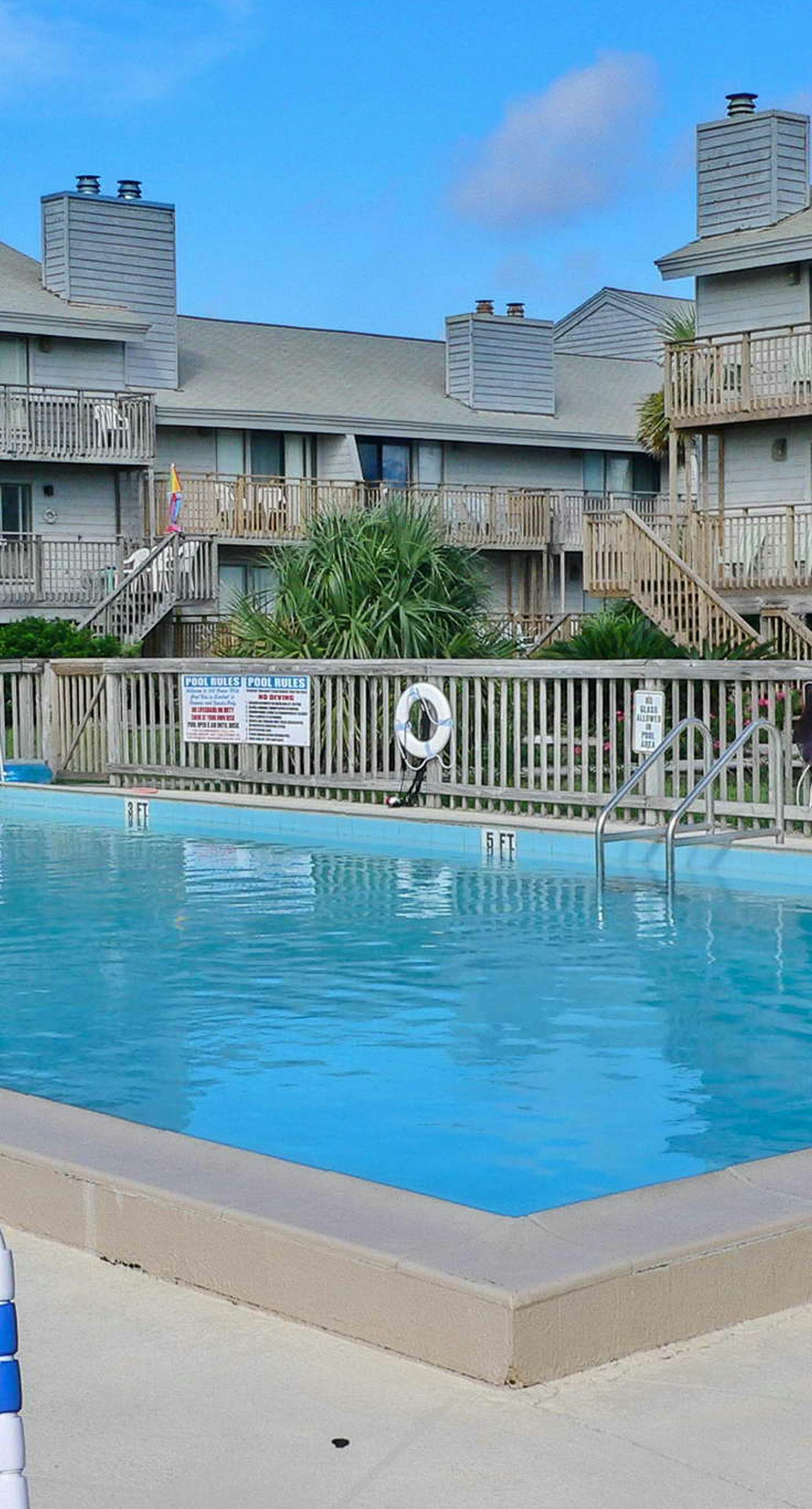 Dog-friendly beachfront townhouse with comunity pool, washer/dryer, central AC