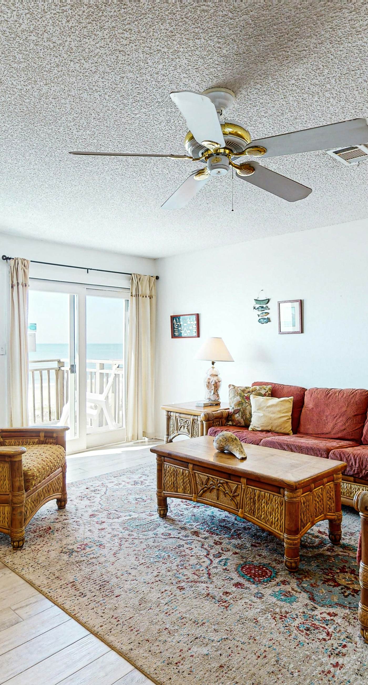 Dog-friendly beachfront townhouse with comunity pool, washer/dryer, central AC