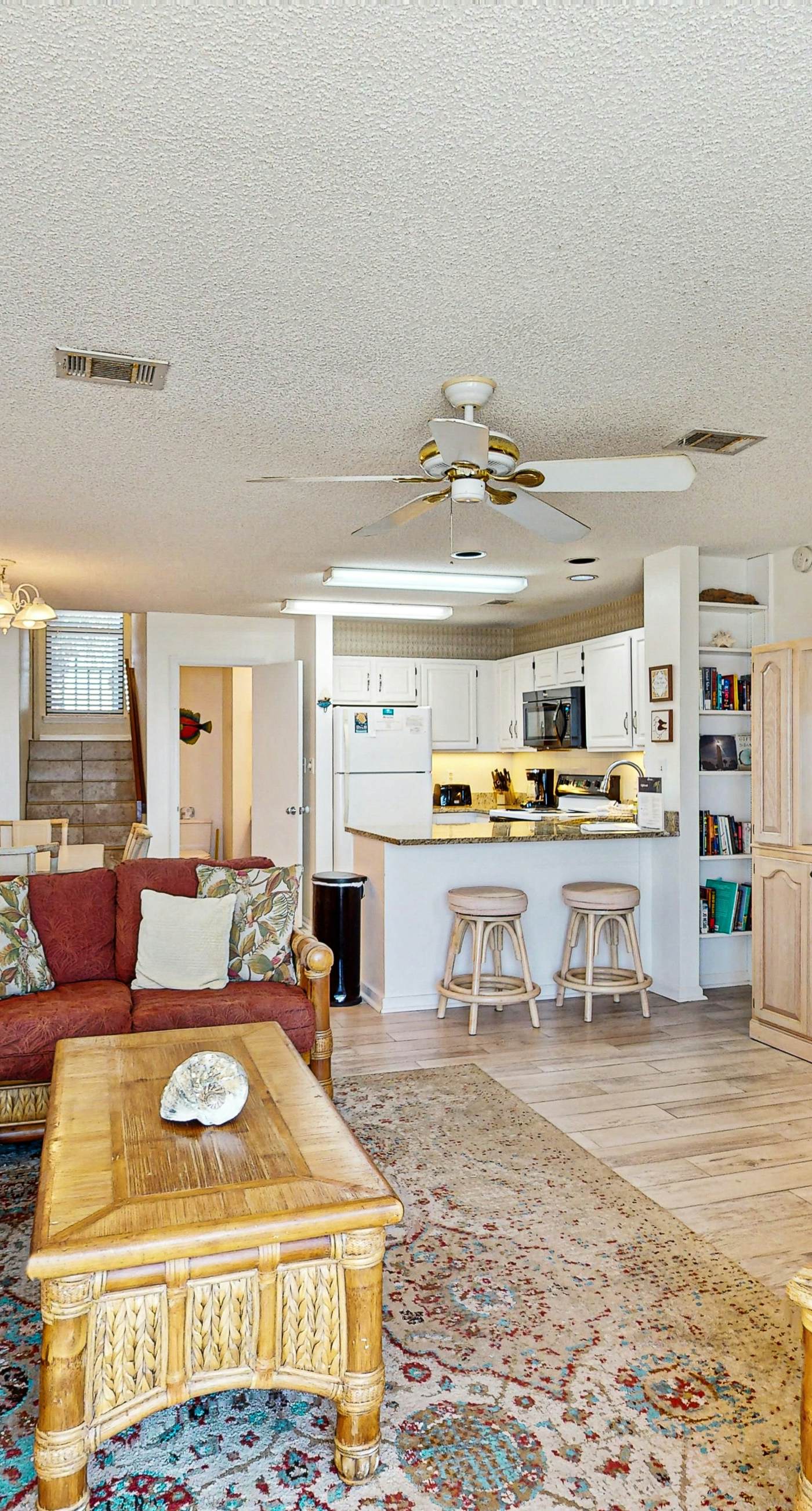 Dog-friendly beachfront townhouse with comunity pool, washer/dryer, central AC