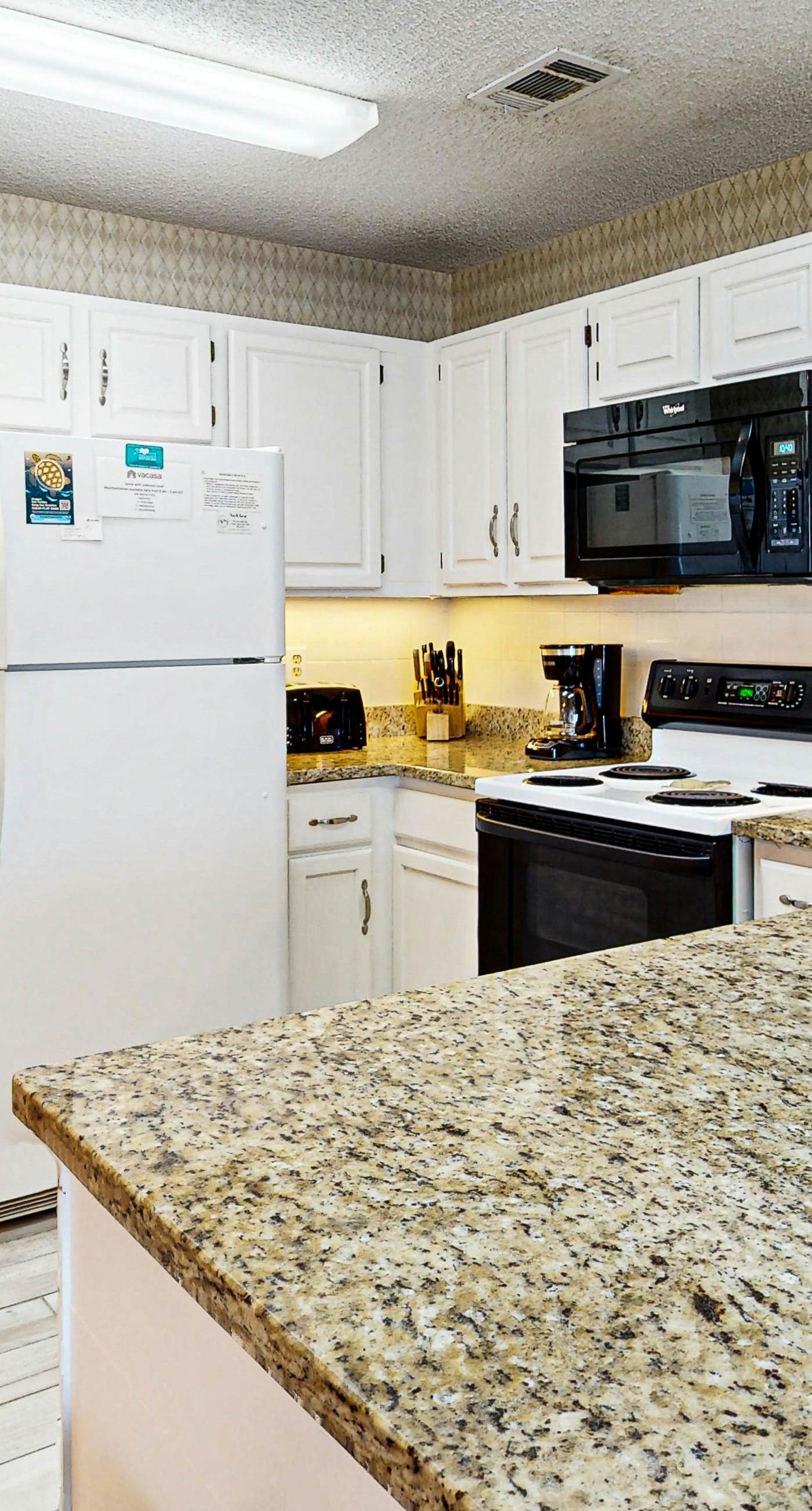 Dog-friendly beachfront townhouse with comunity pool, washer/dryer, central AC