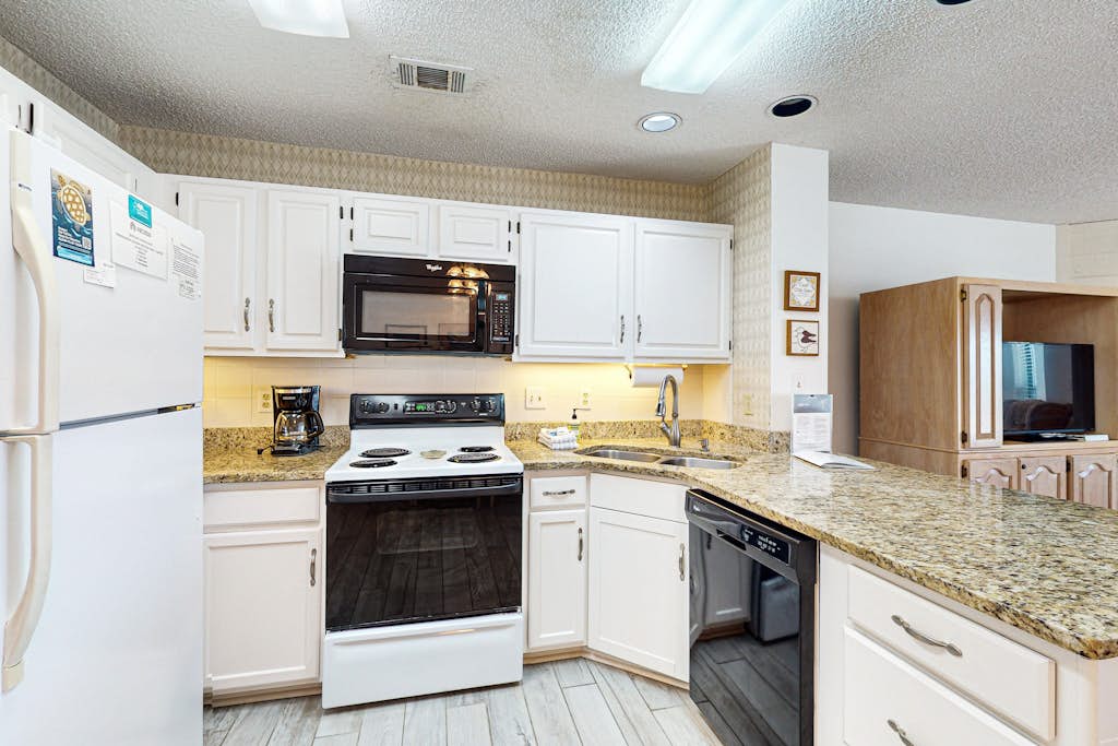 Dog-friendly beachfront townhouse with comunity pool, washer/dryer, central AC