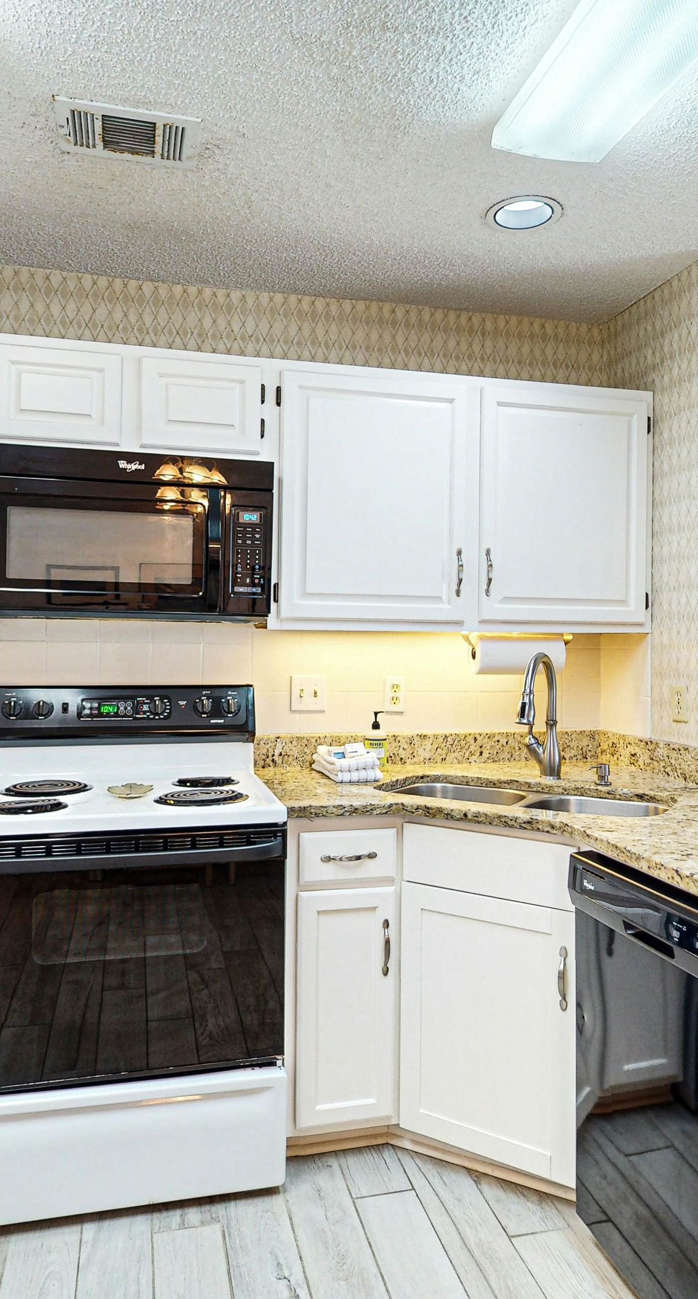 Dog-friendly beachfront townhouse with comunity pool, washer/dryer, central AC