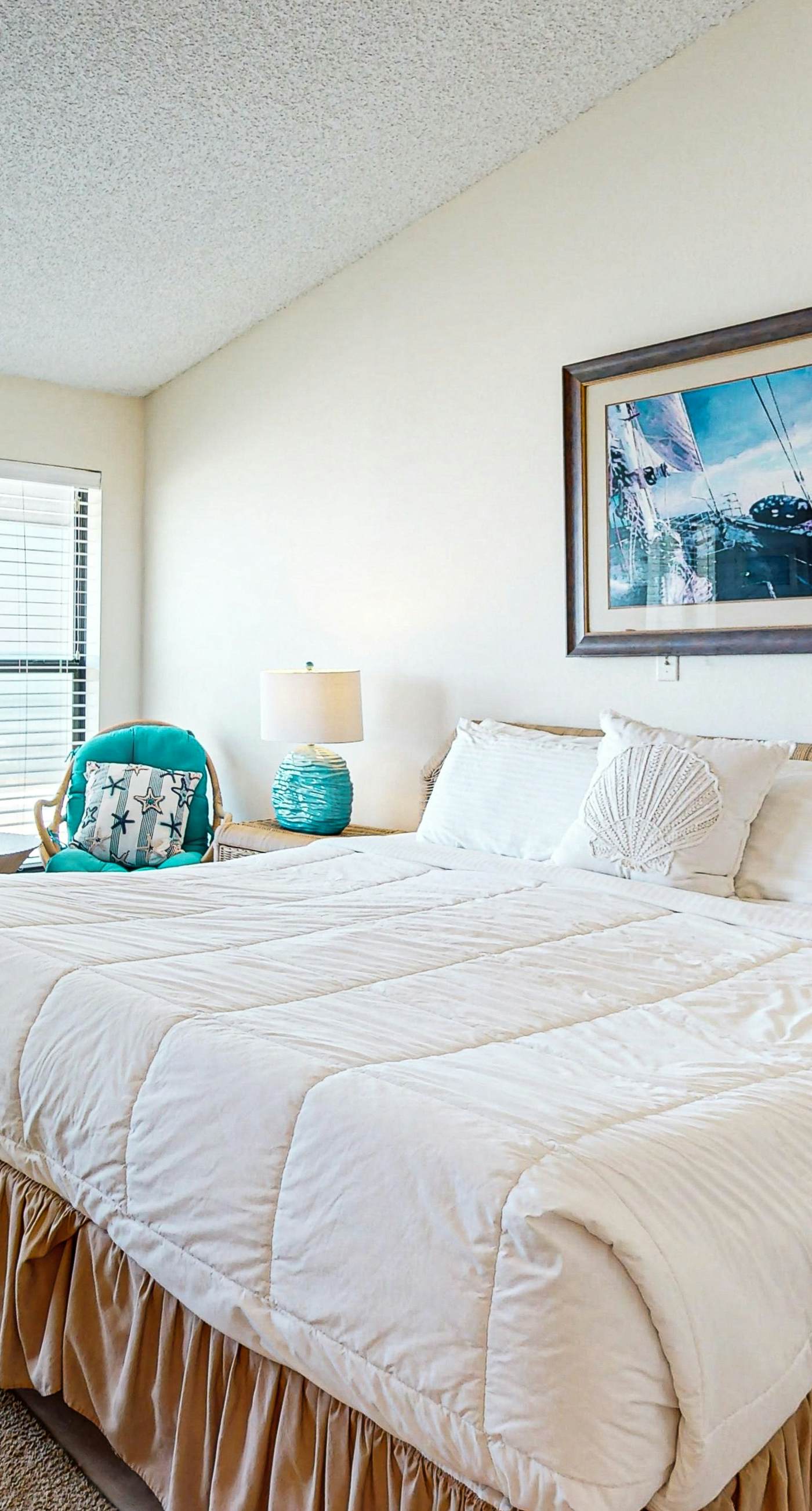 Dog-friendly beachfront townhouse with comunity pool, washer/dryer, central AC